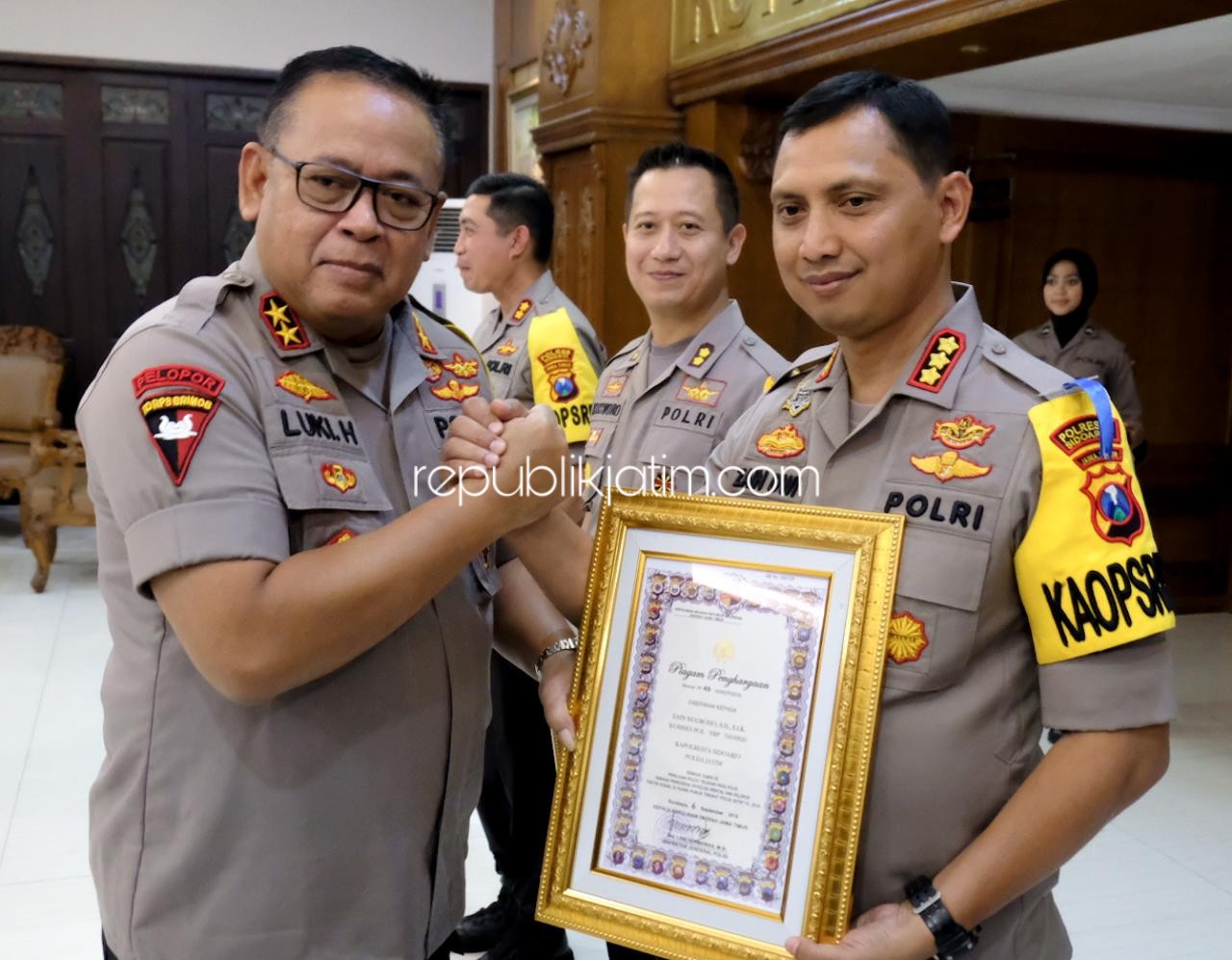 Kapolda Jatim Beri Penghargaan Tiga Kapolres Teladan 2019