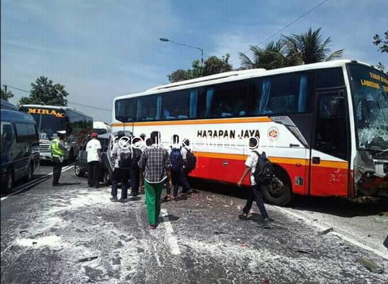 Tabrakan Beruntun 2 Mobil 2 Bus di Balongbendo, 2 Penumpang Tewas