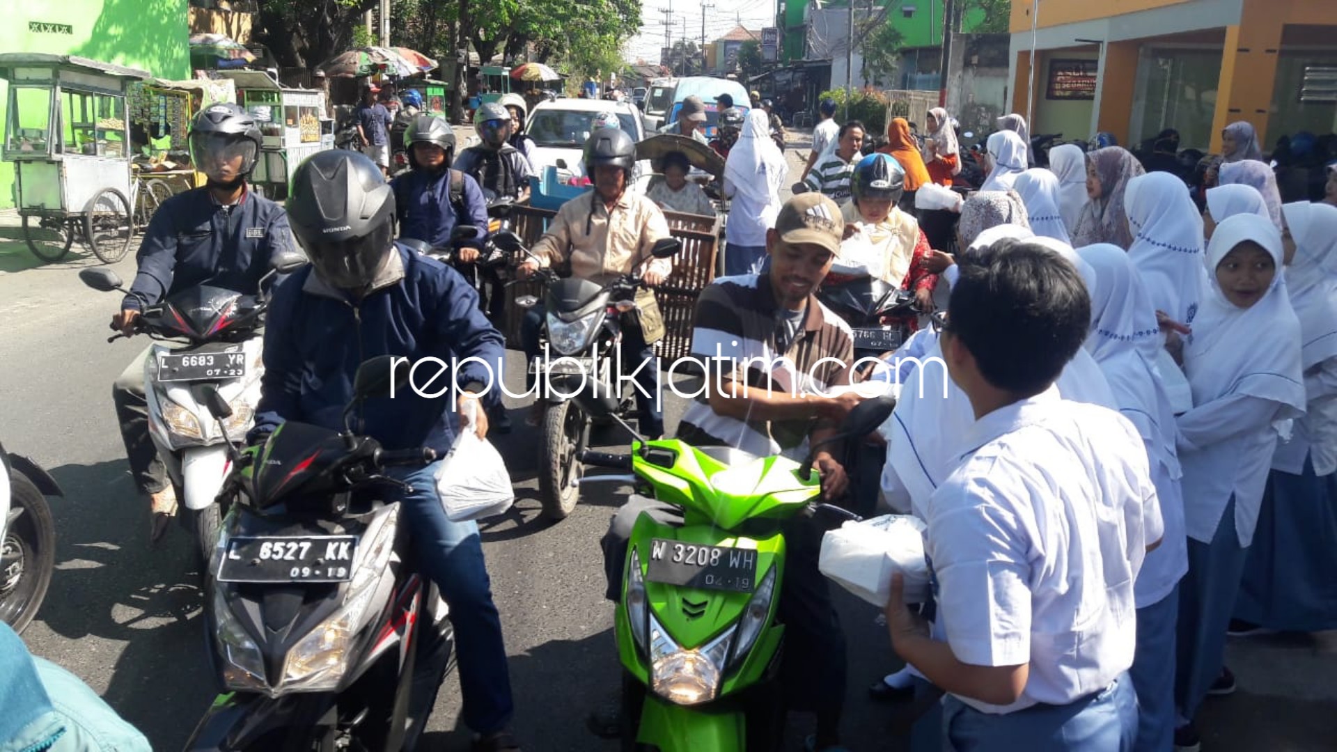 Sambut Tahun Baru Islam, Ratusan Siswa Smamita Berbagi 1001 Nasi Kotak