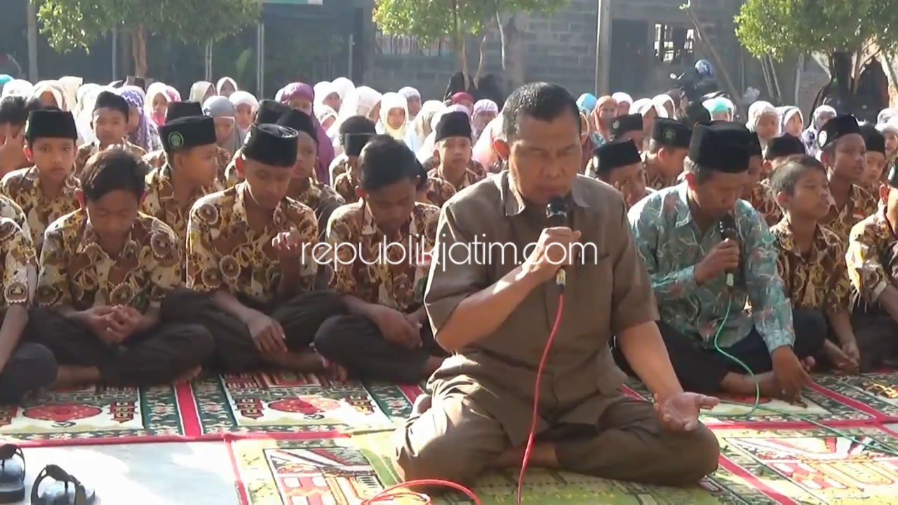 Ratusan Siswa dan Guru MTs di Sidoarjo Mendoakan BJ Habibie