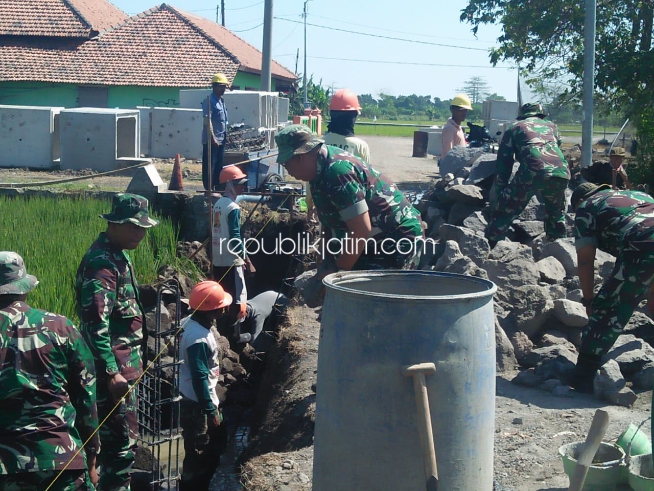 Pra TMMD 106, Anggota Kodim 0816 Sidoarjo Mulai Bangun Jalan dan Jembatan