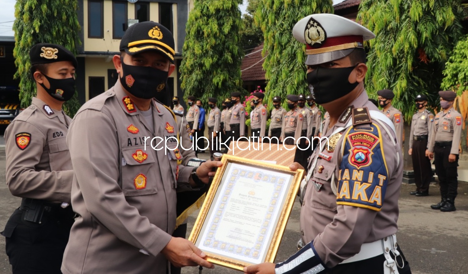 Sukses Ungkap Kasus Tabrak Lari, Kapolres Ponorogo Beri Penghargaan Sejumlah Anggota Lantas