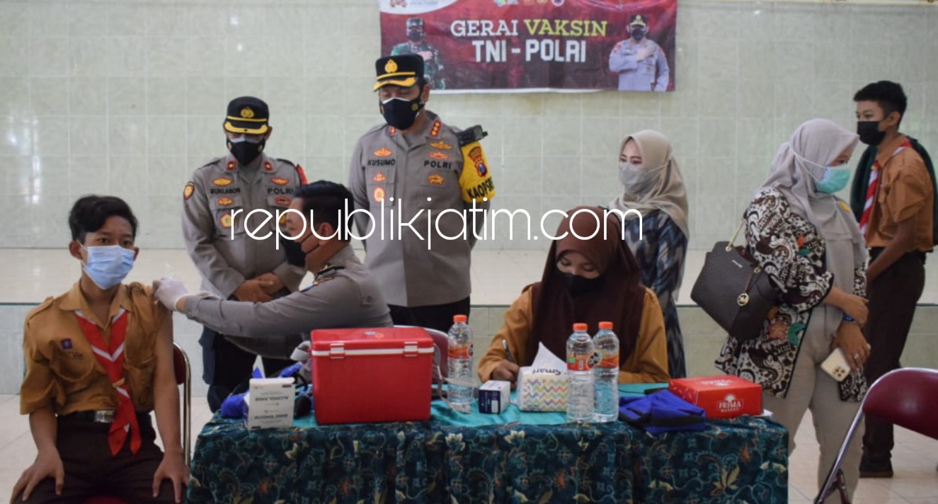 Kapolresta Sidoarjo Pantau PTM Terbatas dan Vaksinasi 2.000 Dosis untuk Pelajar di Kecamatan Krian