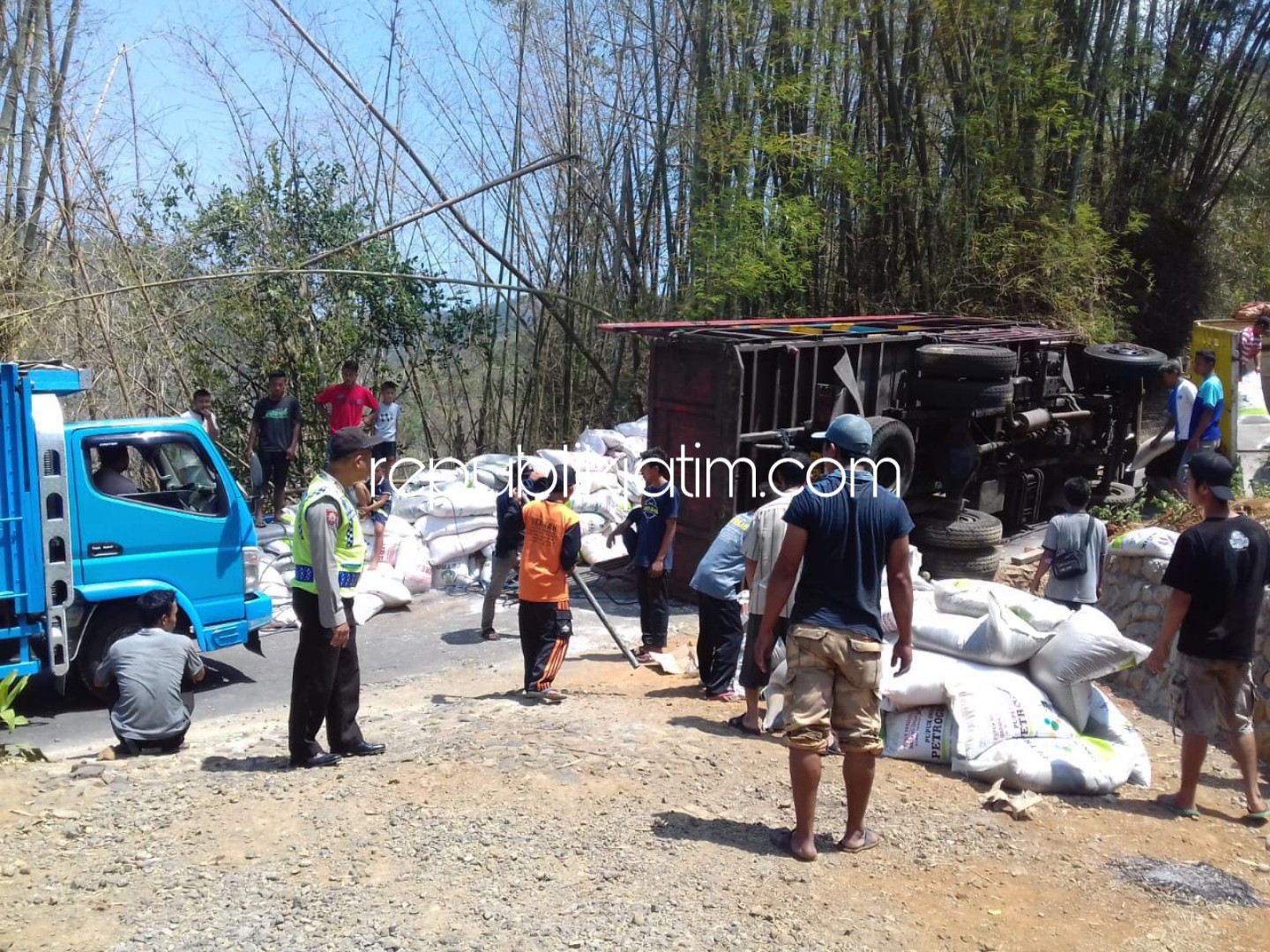 Truk Muat 13 Ton Pupuk Terbalik di Tanjakan Ponorogo