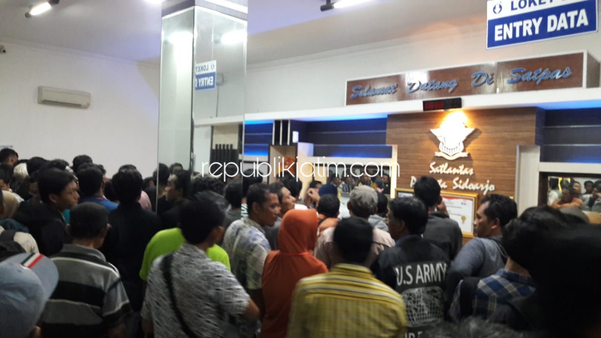 Ribuan Pemohon Antre Pengambilan Smart SIM di Polresta Sidoarjo