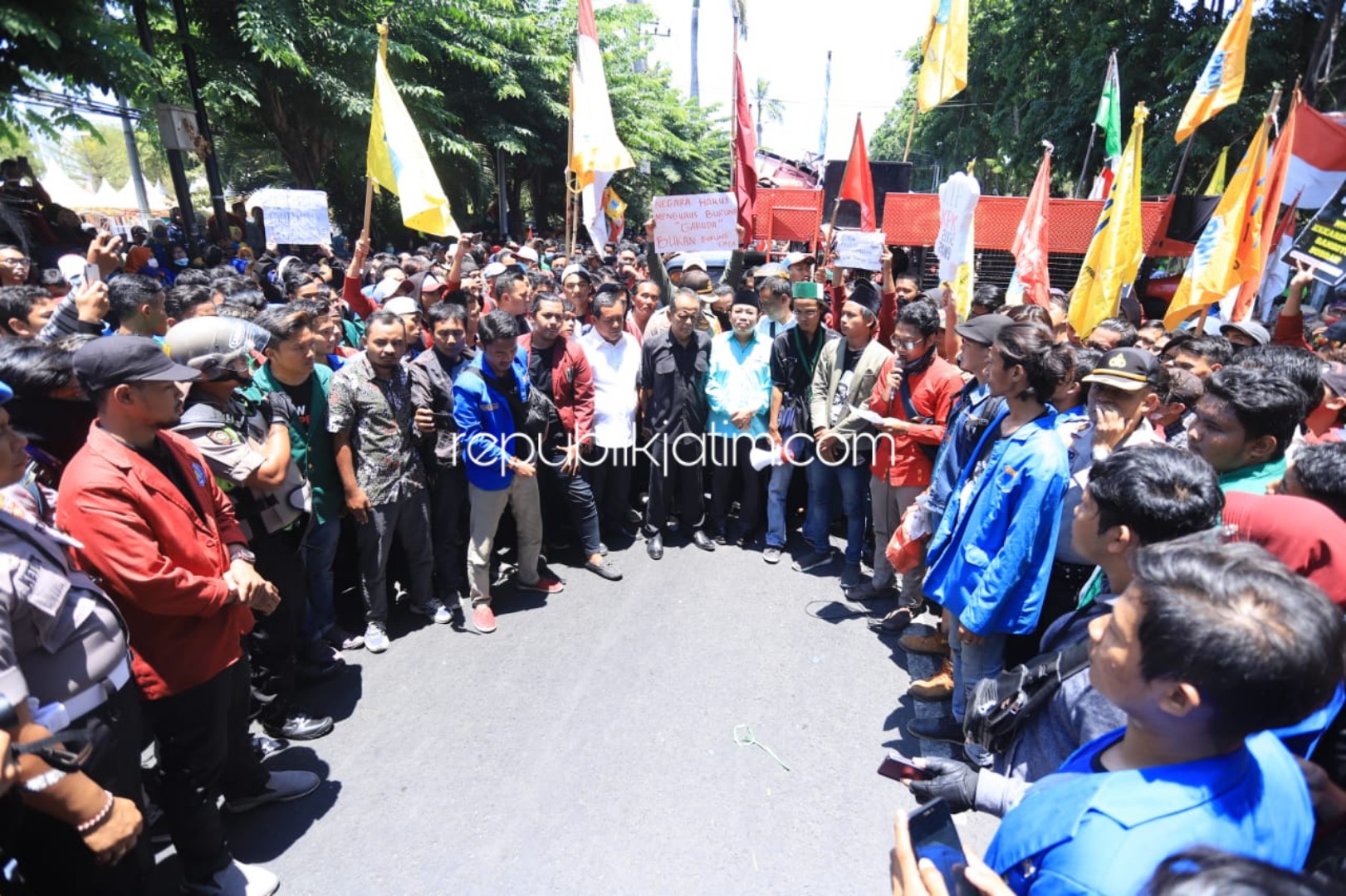 Ketua DPRD Sidoarjo Tandatangani 9 Tuntutan Ratusan Mahasiswa