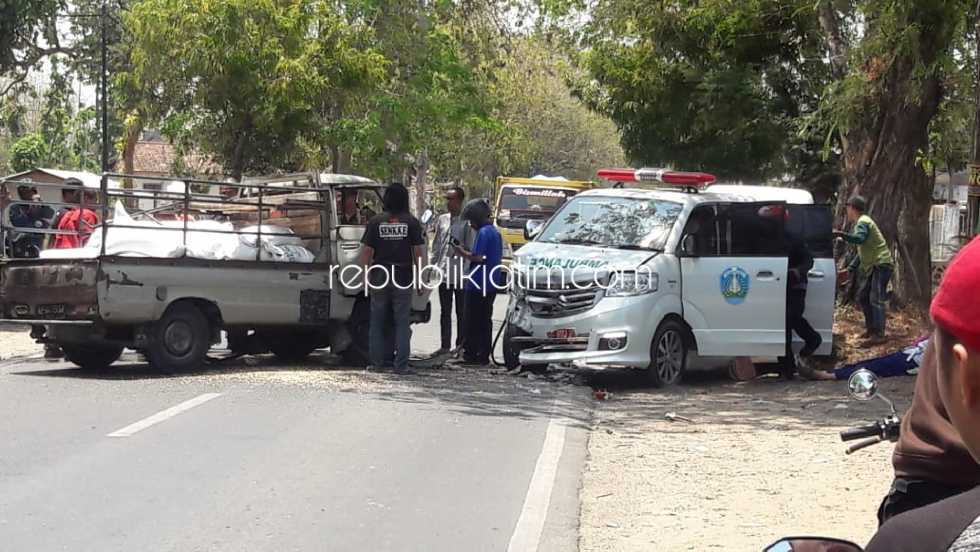 Terod Lepas, Pikap Tabrak Ambulance Puskesmas Ngebel 5 Terluka