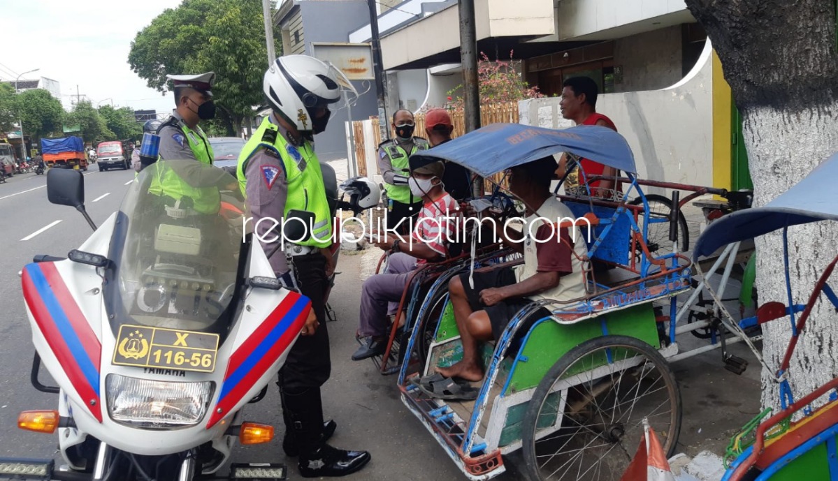 Percepat Penanganan Covid-19, Anggota Lantas Polres Ponorogo Bagi Masker Saat Operasi Patuh Semeru 2021