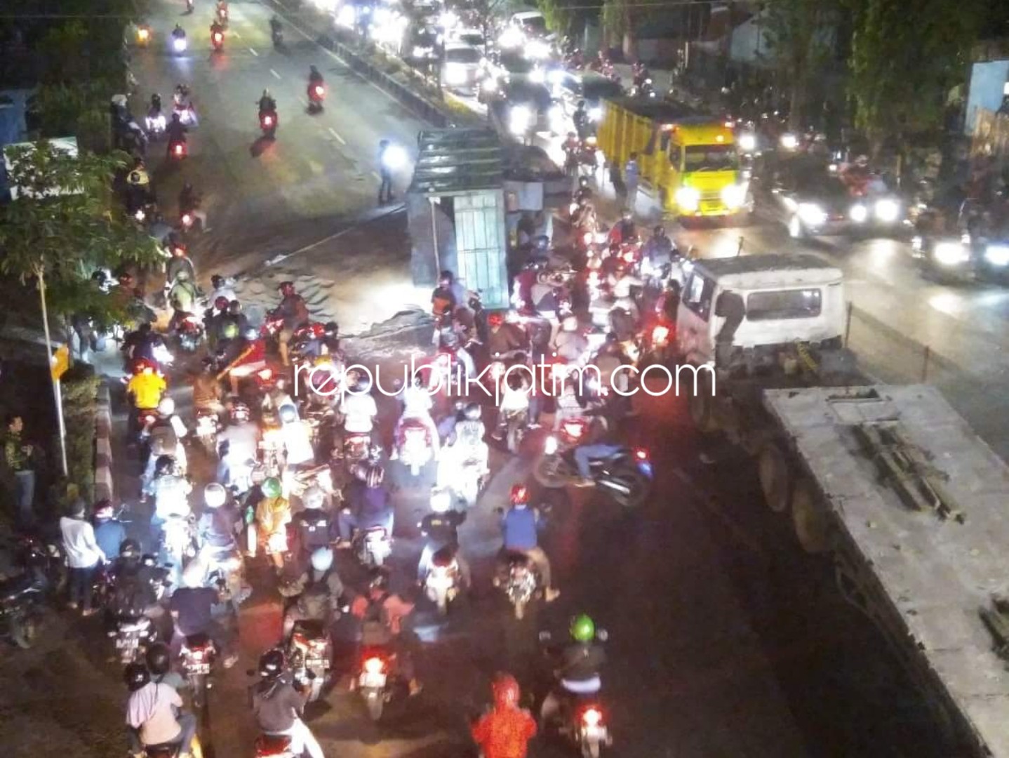 Truk Gandeng Muatan 30 Ton Pakan Ikan Terguling, Jalur Sidoarjo - Gempol Macet Total