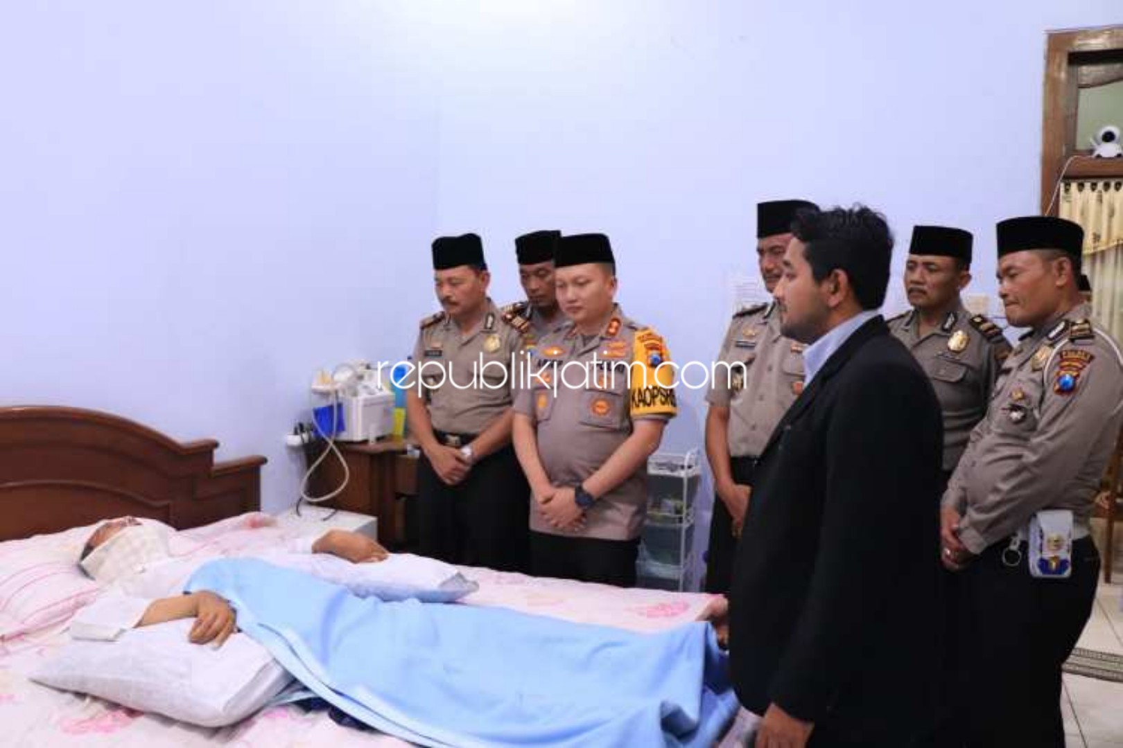 Sehari Jabat Kapolres Ponorogo, Arief Langsung Jenguk KH Syukri Dzarkasy di Gontor