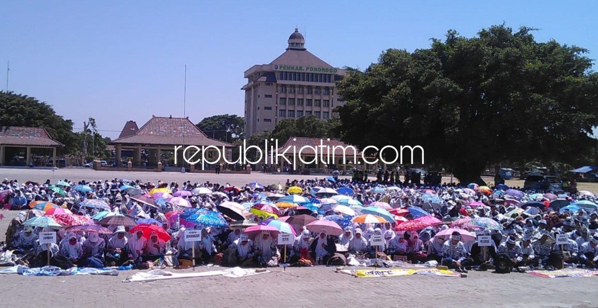 Ribuan GTT Ponorogo Istigotsah dan Doa Bersama Tolak Rekruitmen CPNS 2018