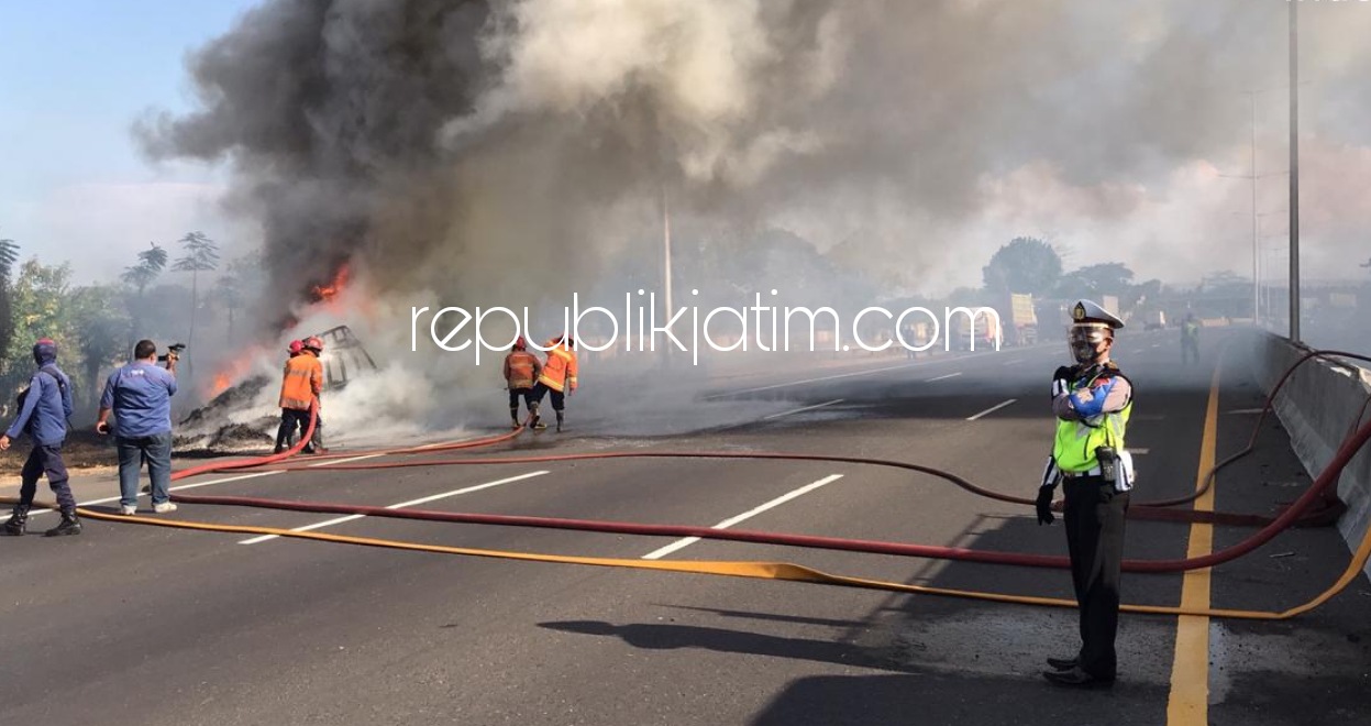 Truk Muatan Karet Bekas Ludes Terbakar di Jalan Tol Waru - Sidoarjo