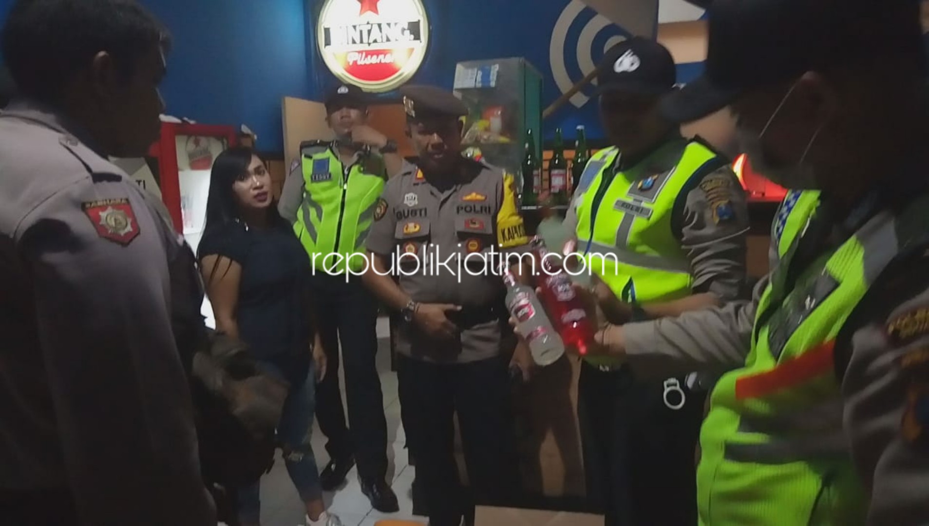 Razia Karaoke, Petugas Polresta Sidoarjo Amankan Ratusan Miras