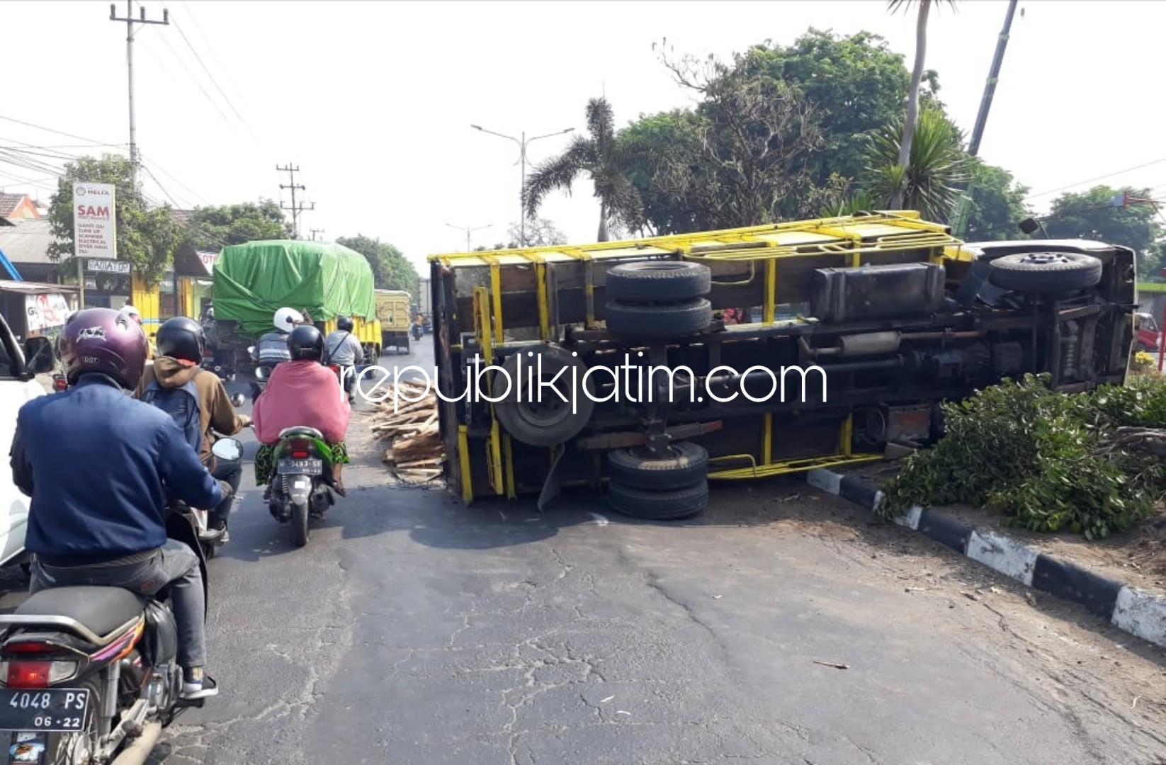 Rem Macet, Truk Bermuatan Kulit Kayu Terguling di Tanggulangin