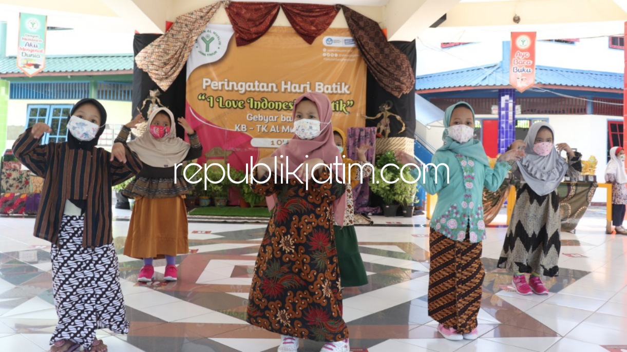 Jadi Identitas Budaya, Siswa-Siswi KB TK Al Muslim Sidoarjo Rayakan Hari Batik Nasional dengan Fashion Show