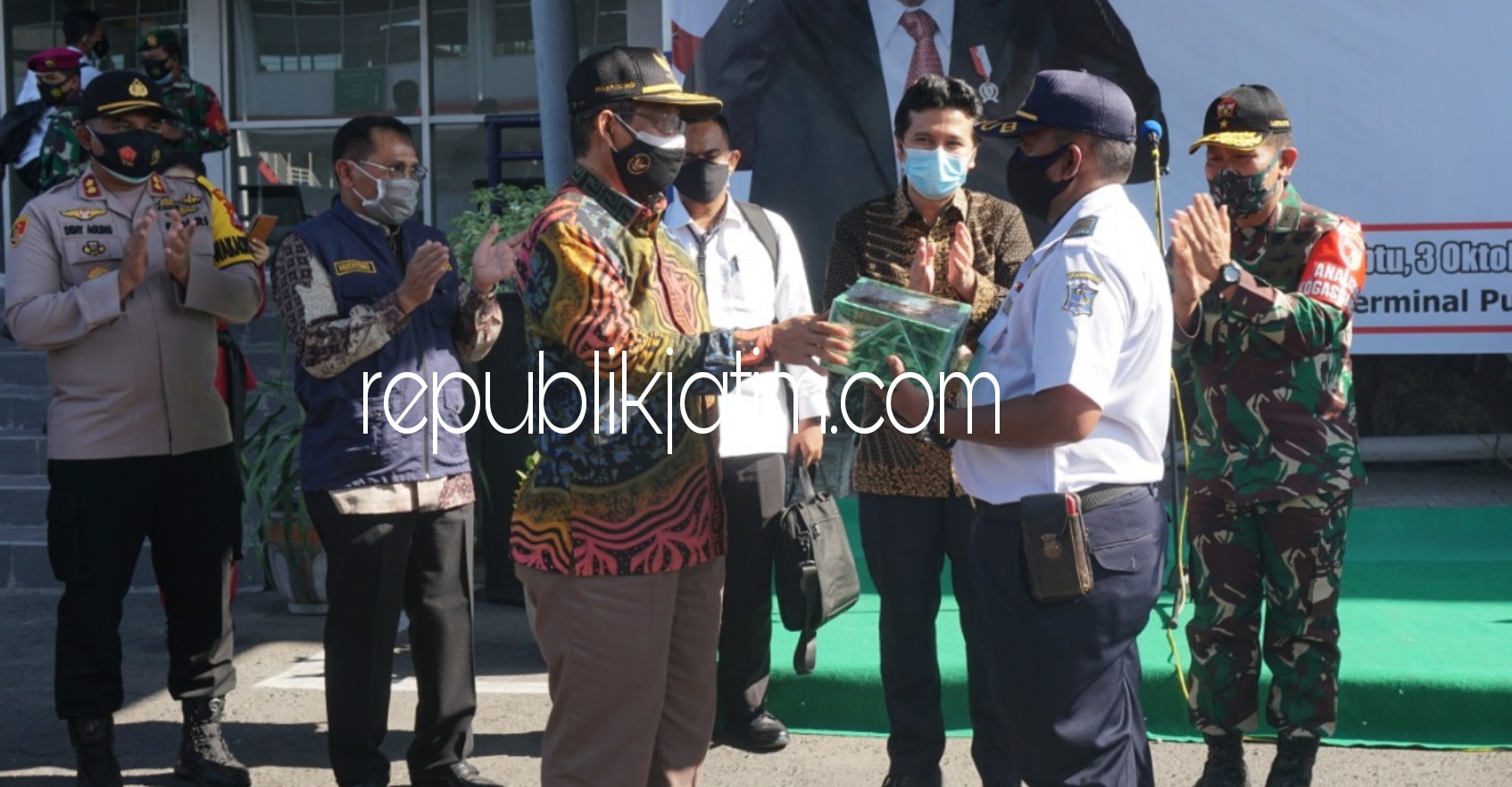 Di Terminal Bungurasih, Menko Polhukam Ingatkan Pentingnya Protokol Kesehatan