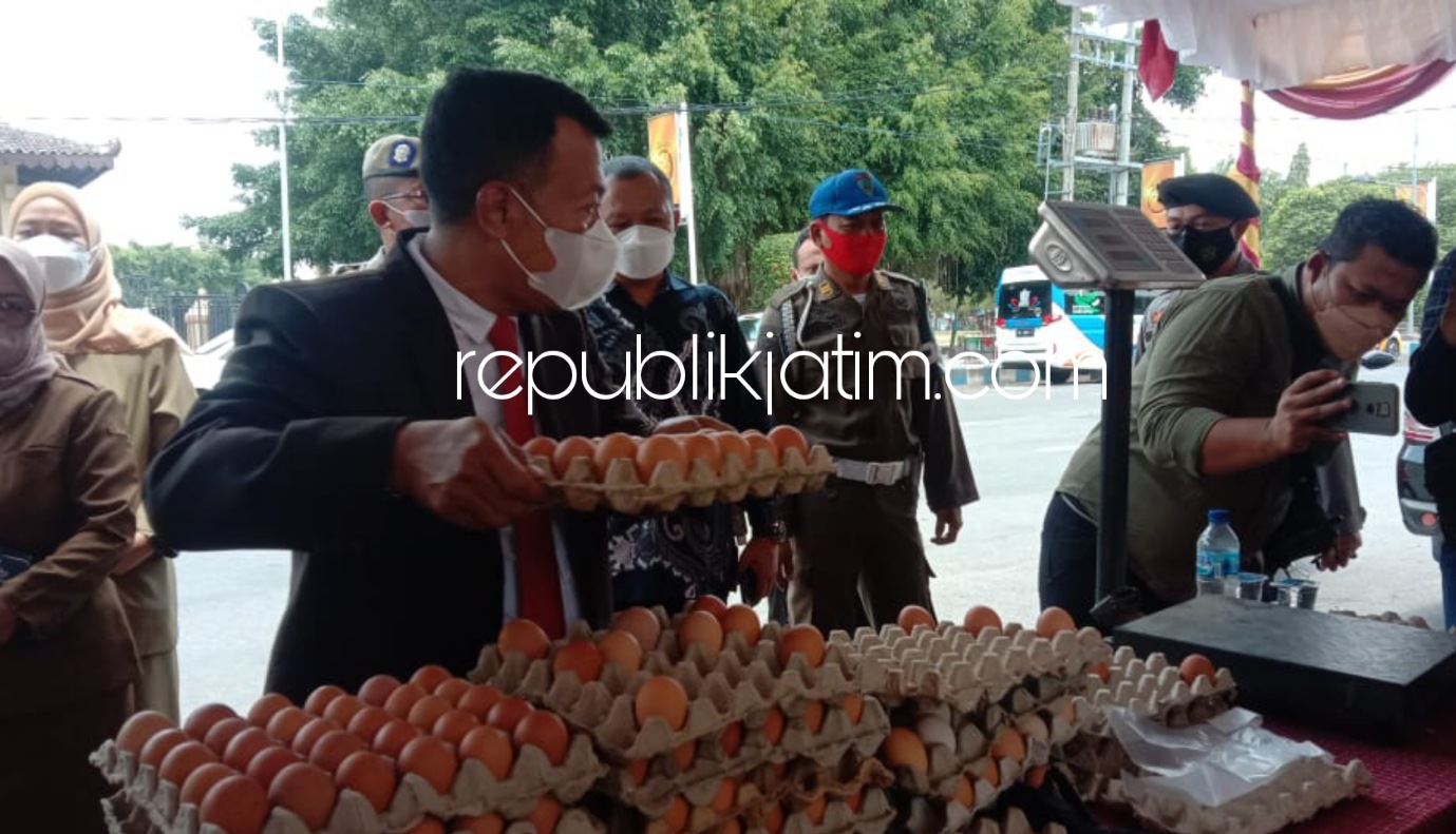 Bupati Ajak Selamatkan Peternak Lokal, Guru di Ponorogo Serbu Bazar Borong Telur Murah