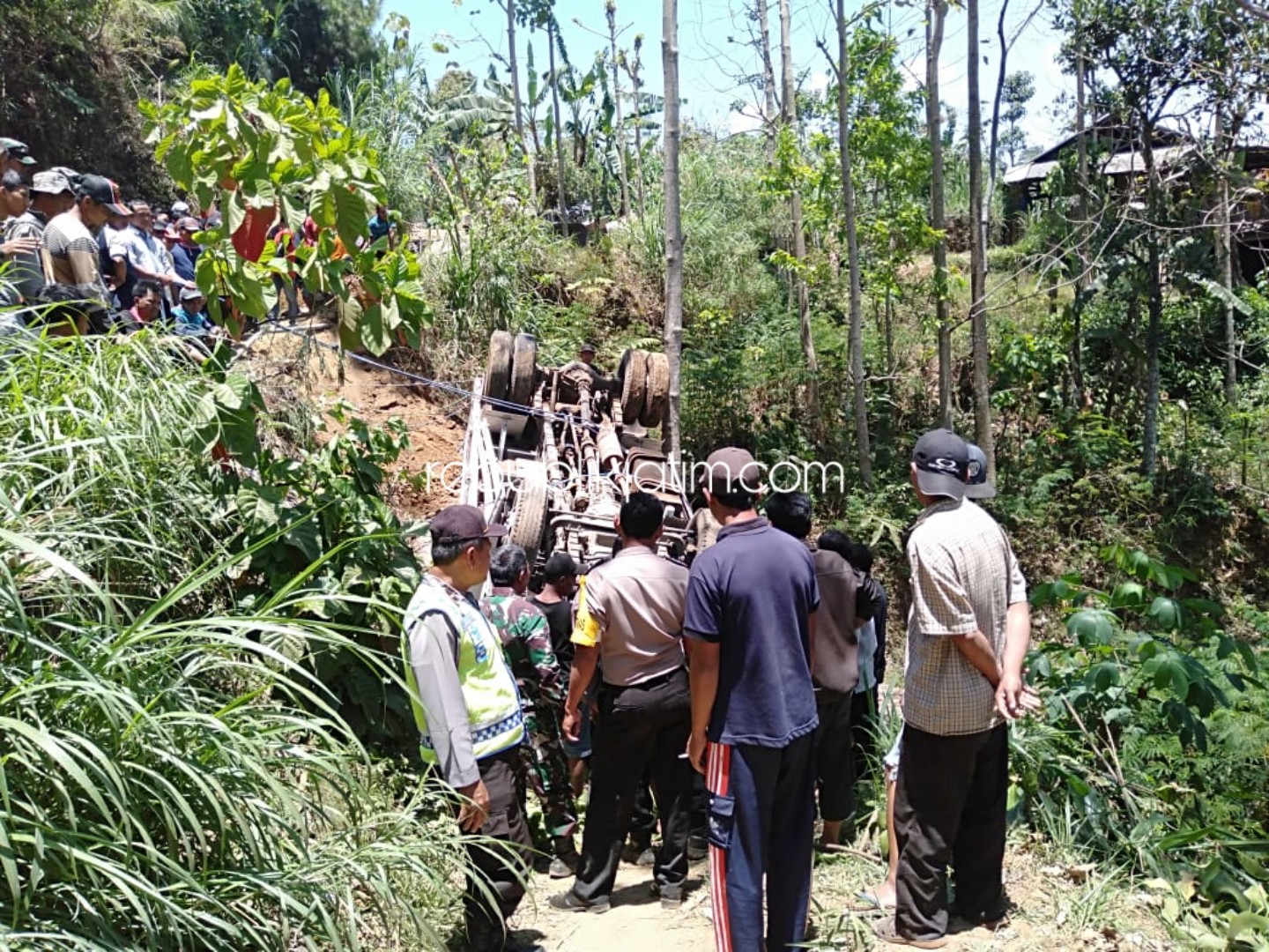 Jalan Ambles, Truk Angkut Pasir Terjun ke Jurang 10 Meter di Ponorogo