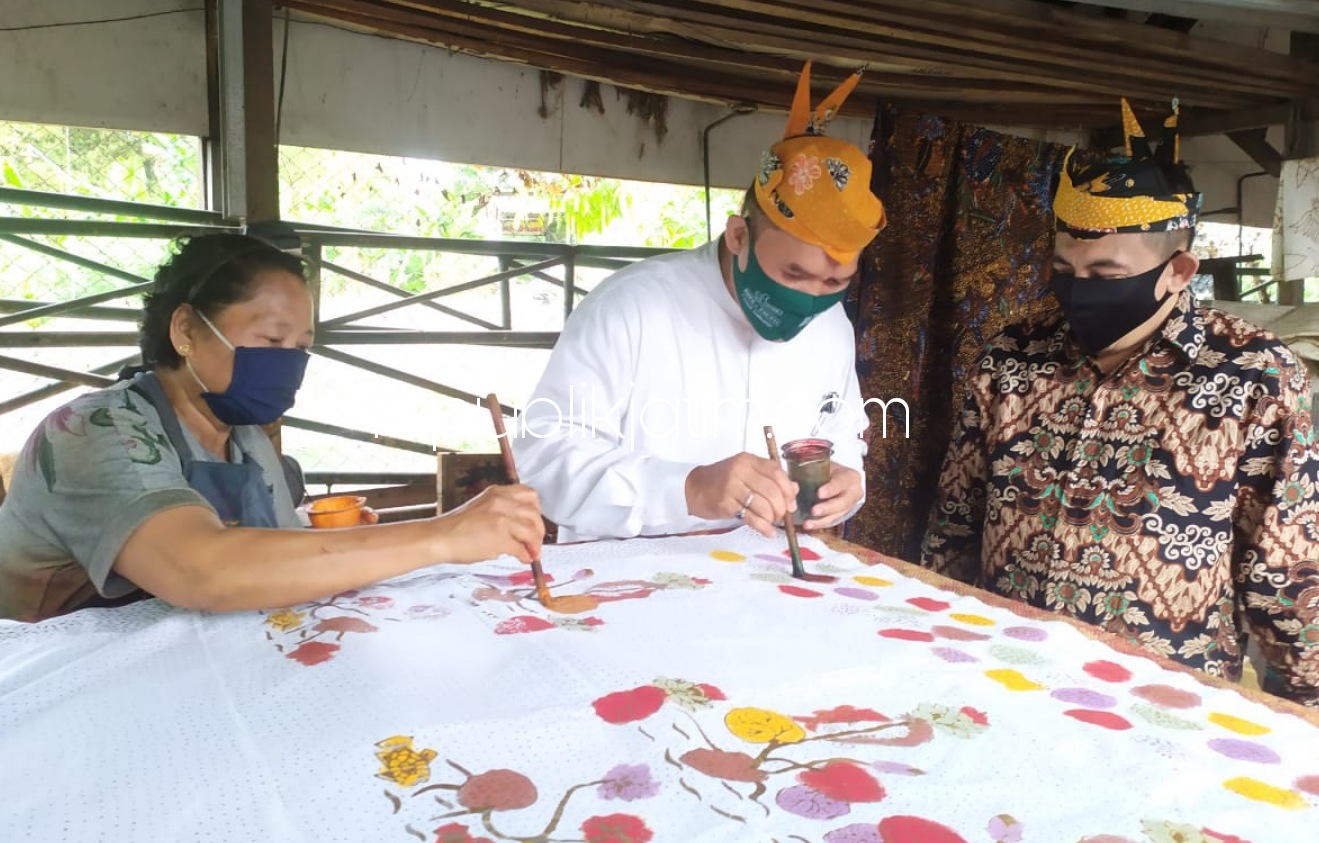 Kembangkan Batik Tulis, BHS-Taufiq Wajibkan 14.000 ASN dan 950 Industri Besar Pakai Batik Setiap Jumat