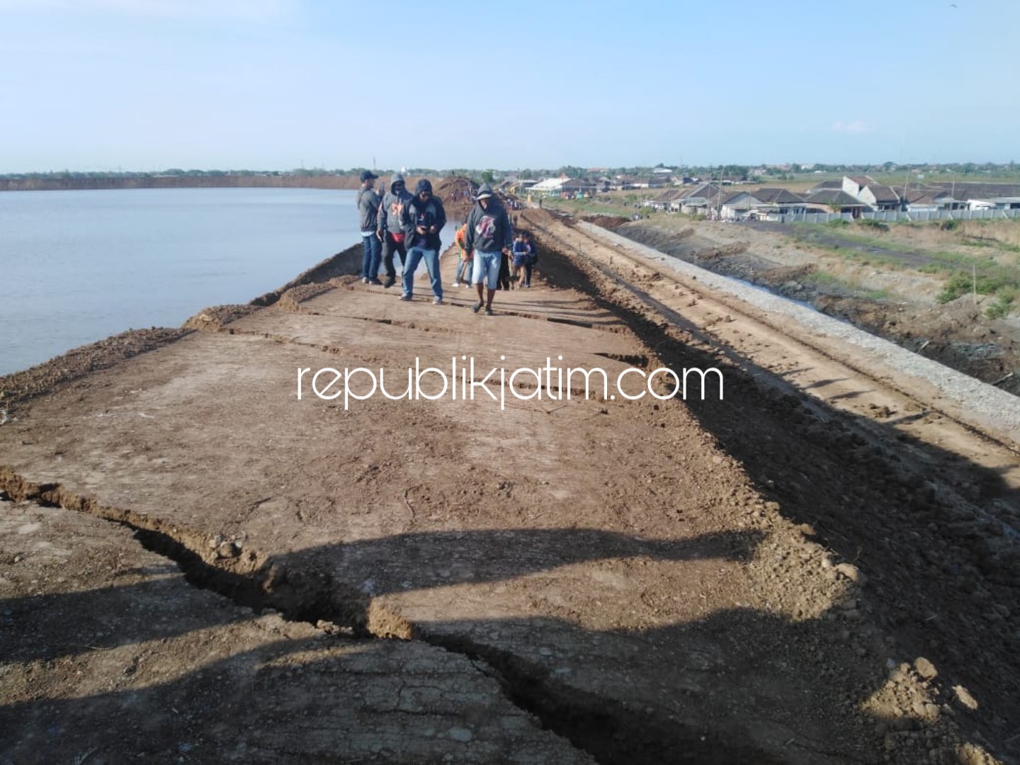 Tanggul Lumpur di Tanggulangin Ambles 5 Meter Sepanjang 100 Meter