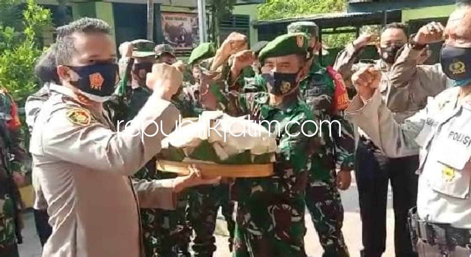 HUT TNI ke 75, Kapolsek Tanggulangin Beri Tumpeng untuk Danramil dan Jajaran