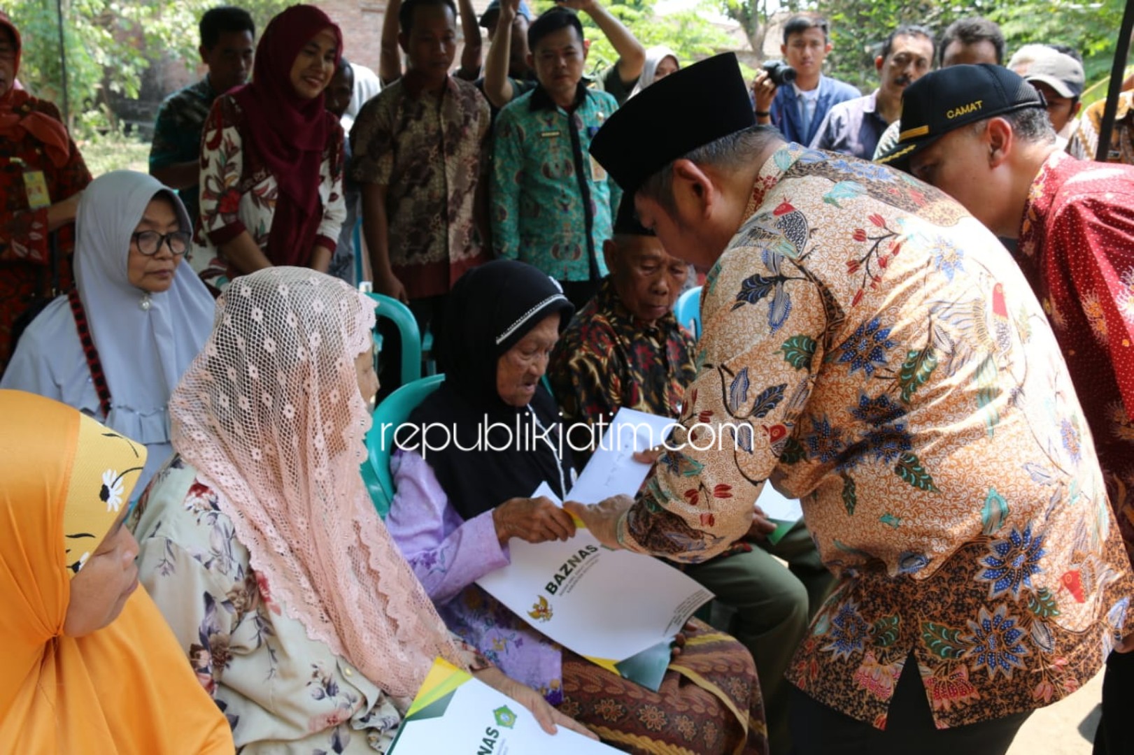 Dapur Rumah Warga Tarik Terbakar, Disantuni Bupati Sidoarjo Rp 10 Juta