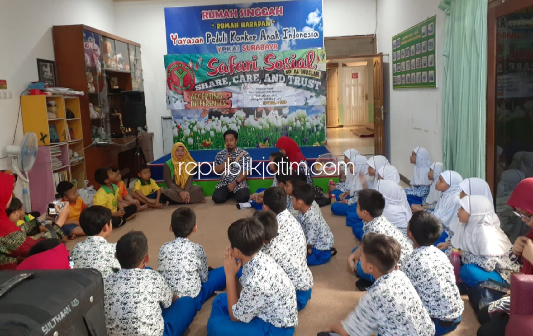 Pupuk Empati, Siswa SD Al Muslim Kunjungi YPKAI Surabaya