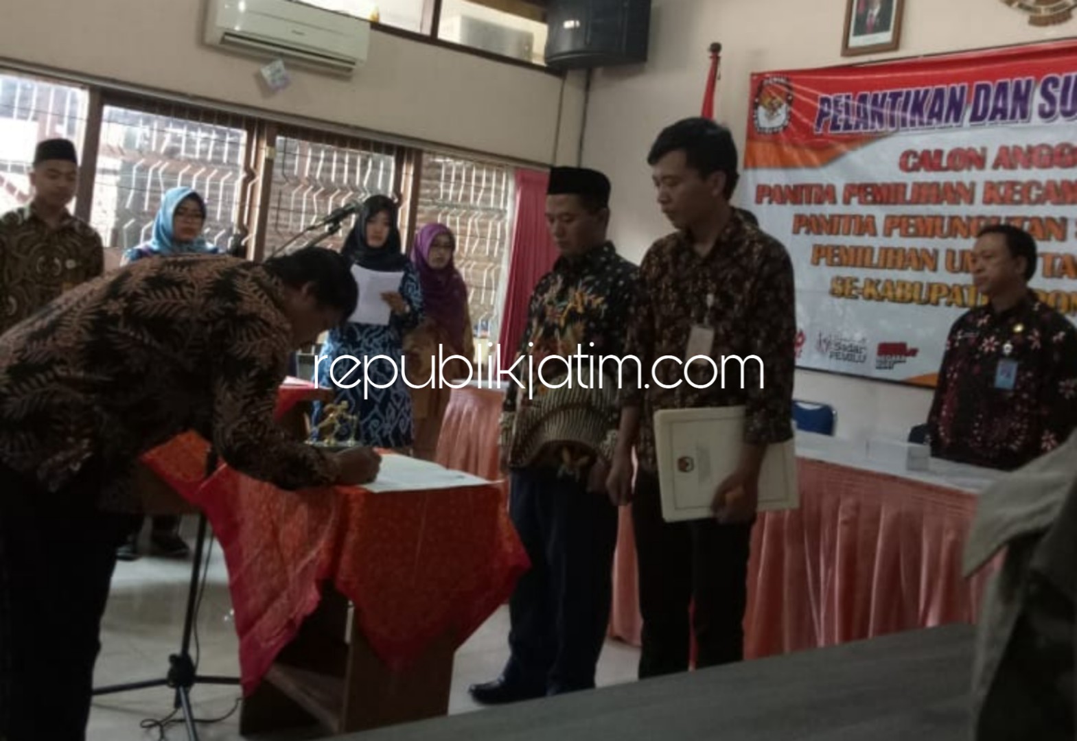 KPU Ponorogo Lantik 1 Anggota PPK dan 8 Anggota PPS