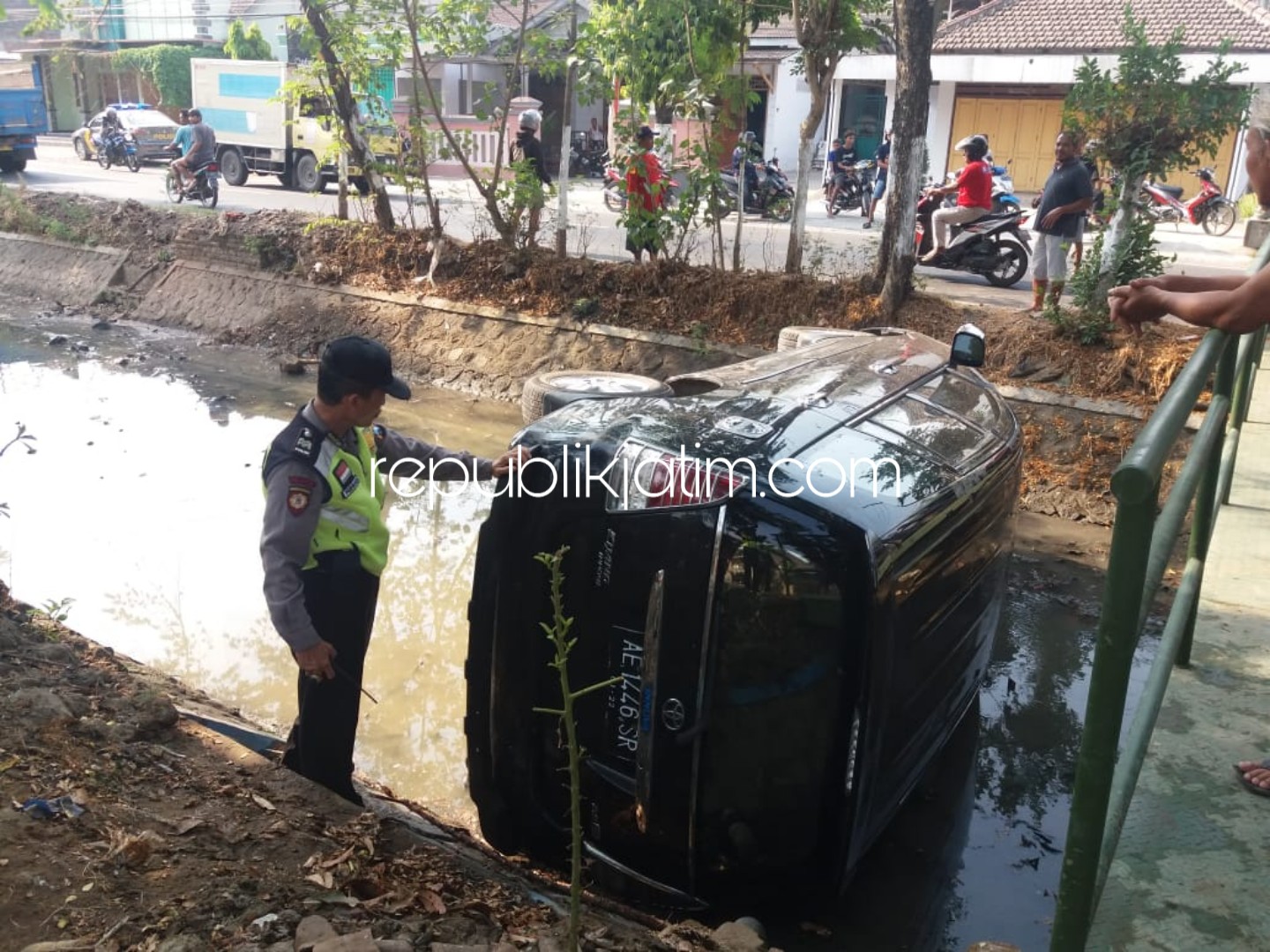 Sopir Ngantuk, Innova Terjun Bebas ke Sungai