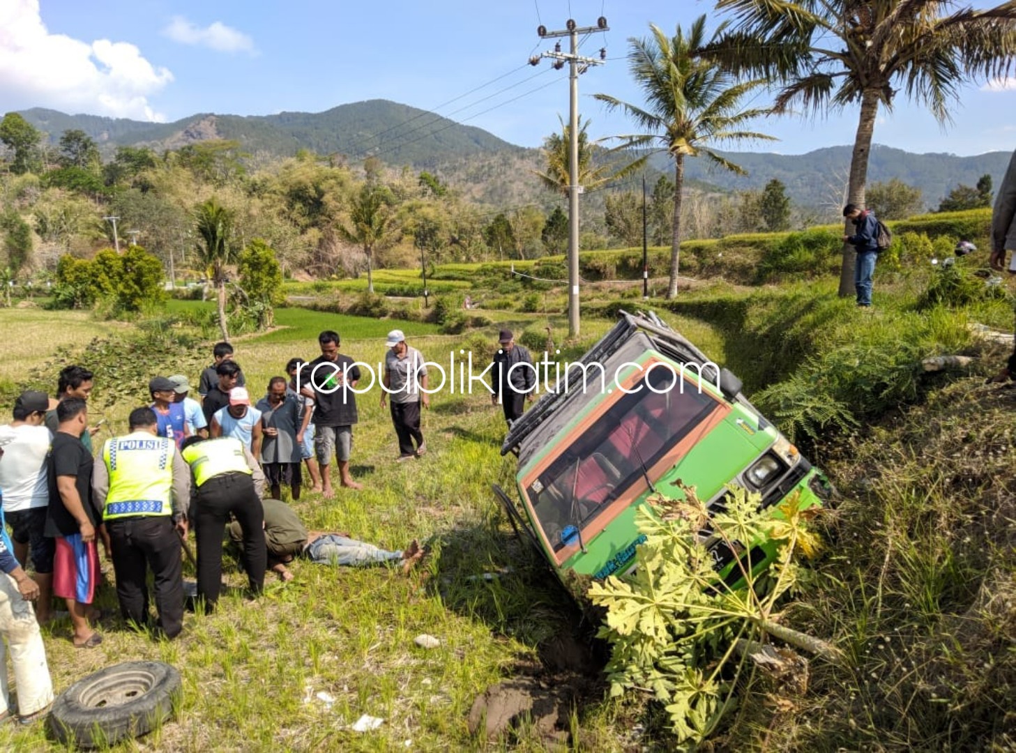 Diduga Ngantuk, Pikup Terjun ke Sawah Sopir Pingsan