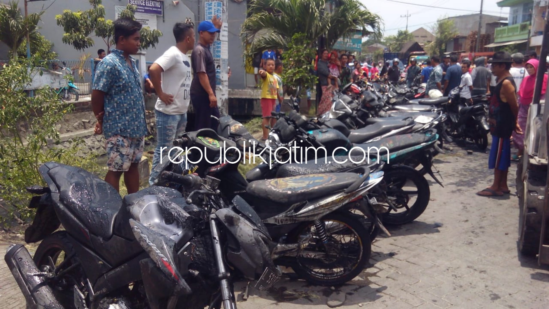 Pemuda NTT Bentrok Dengan Warga Tambaksawah, Dievakuasi Motor Dijeburkan Sungai