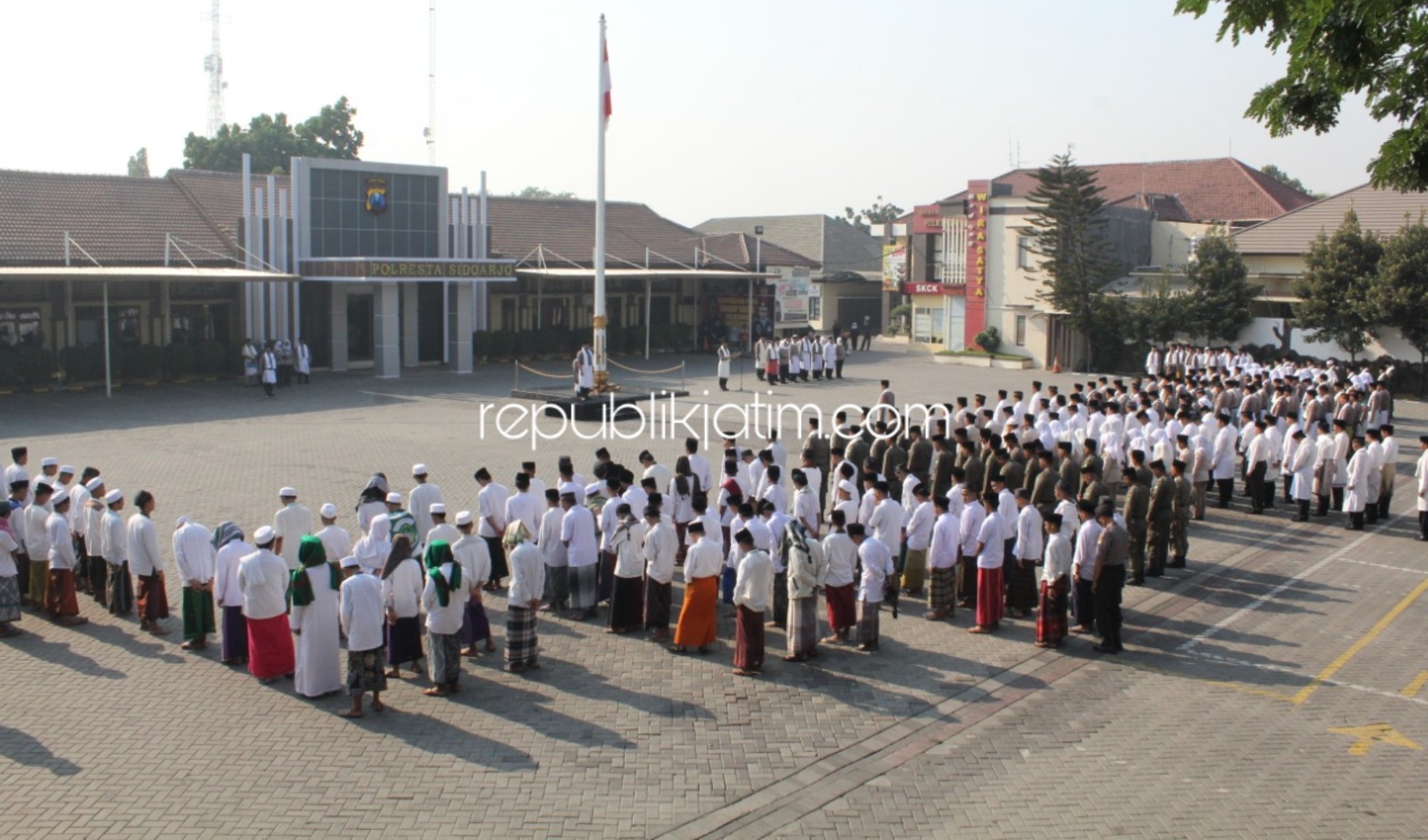 Polri dan TNI Upacara HSN Pakai Sarung, Peci dan Sorban