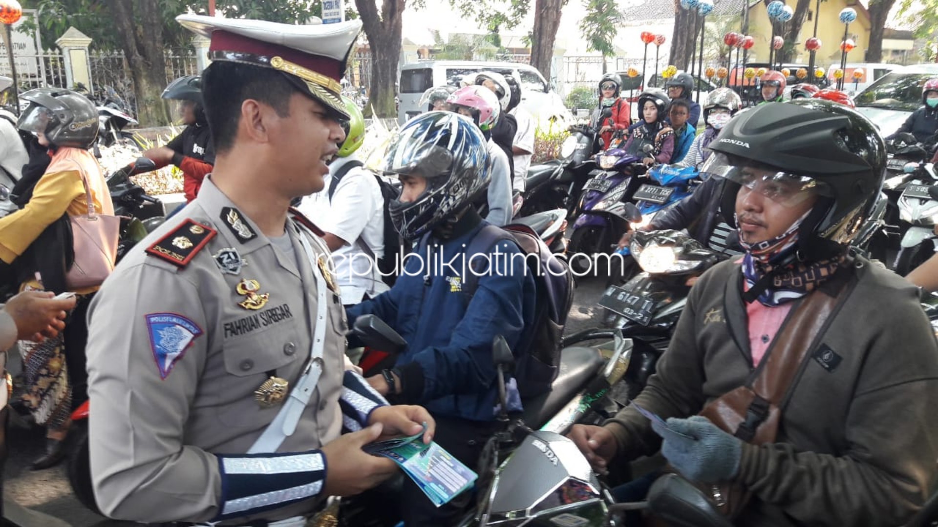 Pengendara Tertib saat Operasi Zebra di Sidoarjo, Diberi 20.000 Kupon Undian Motor