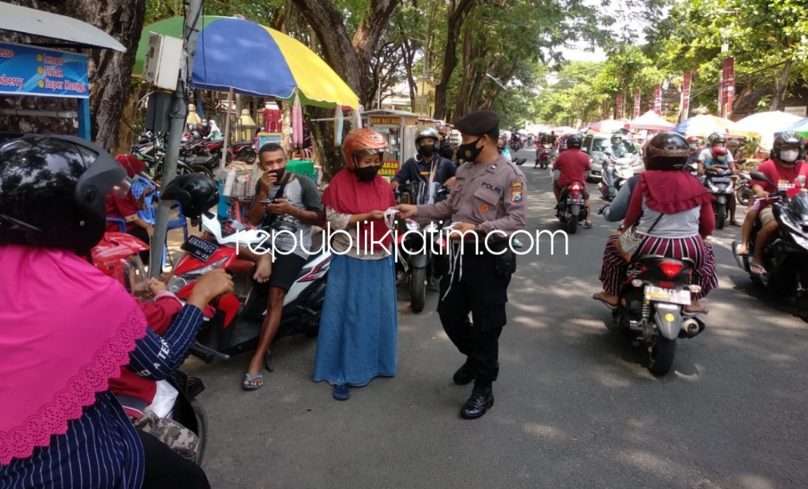 Petugas Gabungan di Ponorogo Gelar Operasi Yustisi Sekaligus Membagikan Masker