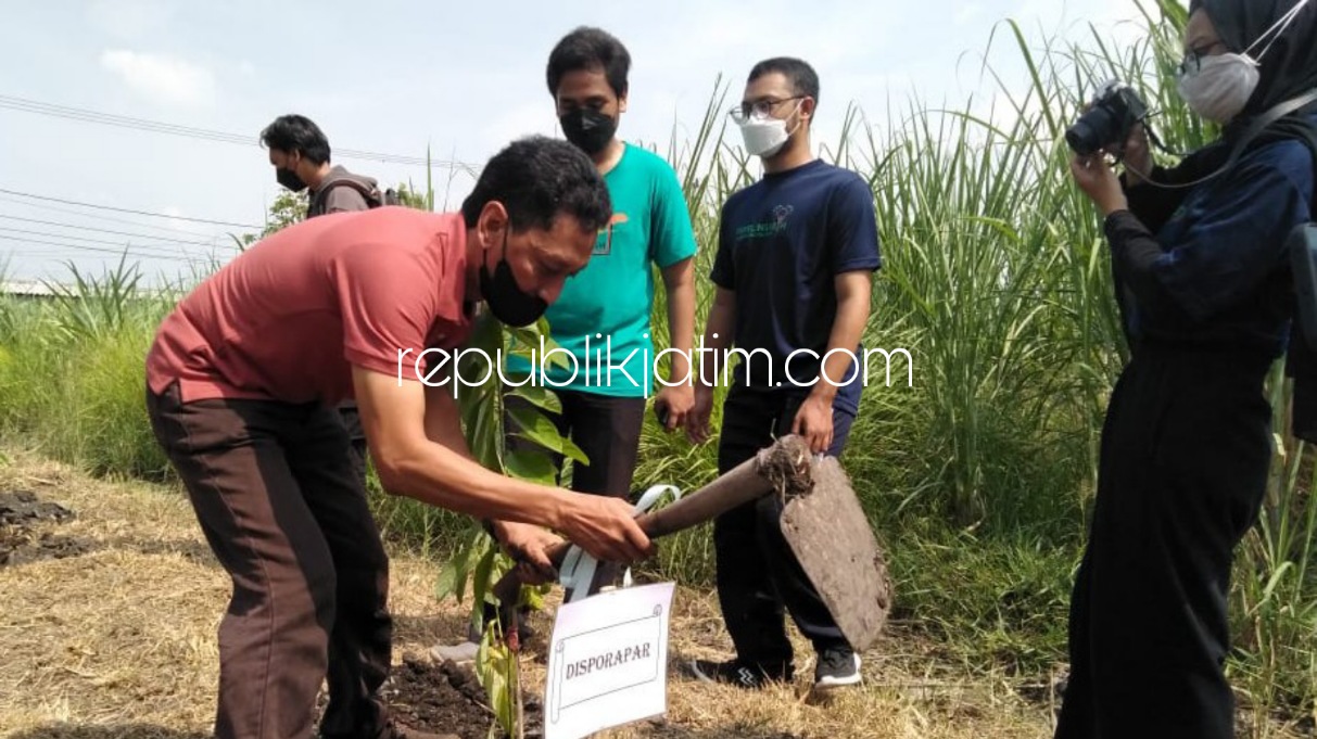 Disporapar Sidoarjo Dan Pepelingasih, Tanam Seribu Pohon di Makam Raden Ayu Putri Ontjat Tondo Wurung