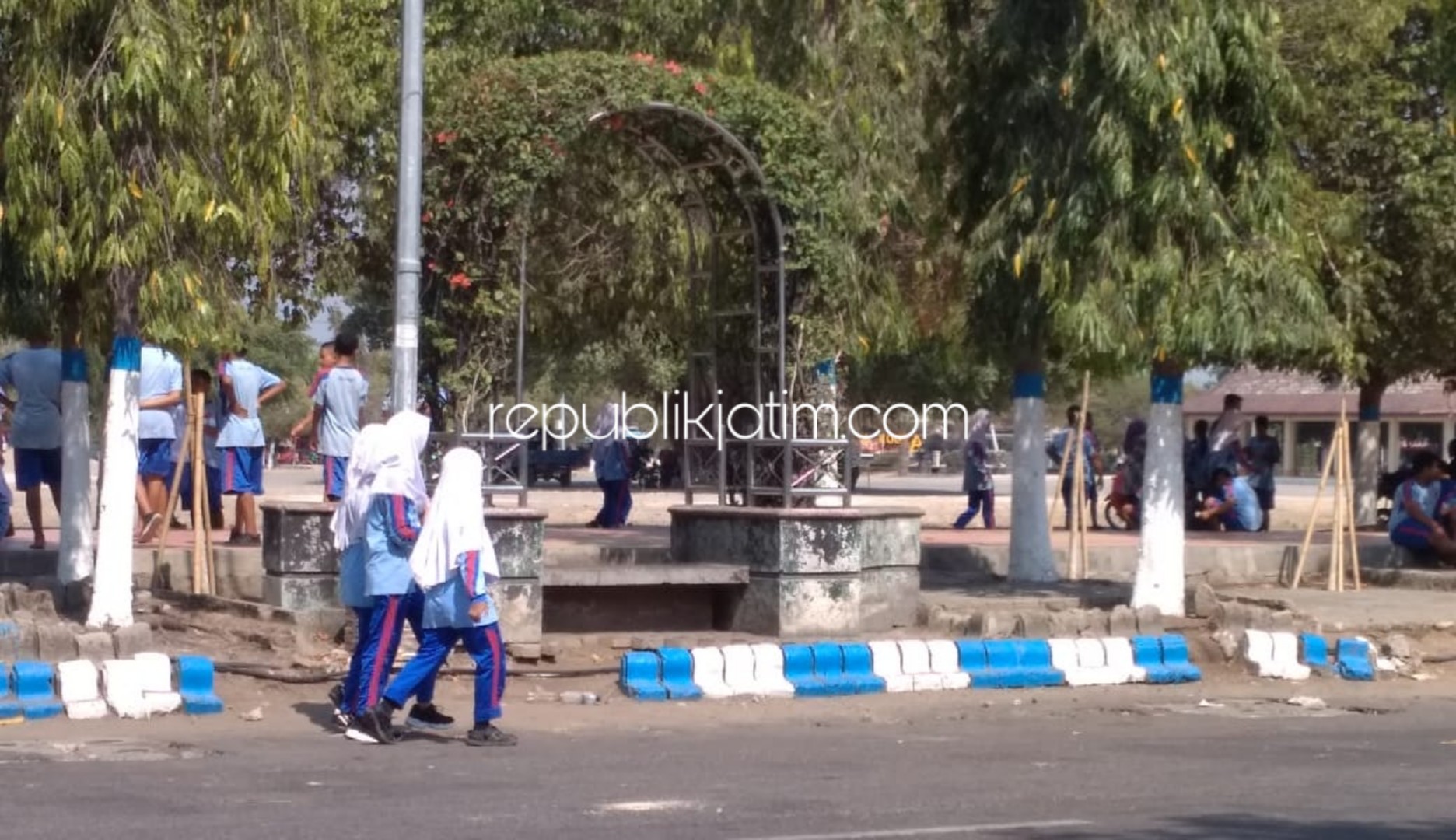 Paving Trotoar Alun-Alun Ponorogo Dibiarkan Amburadul