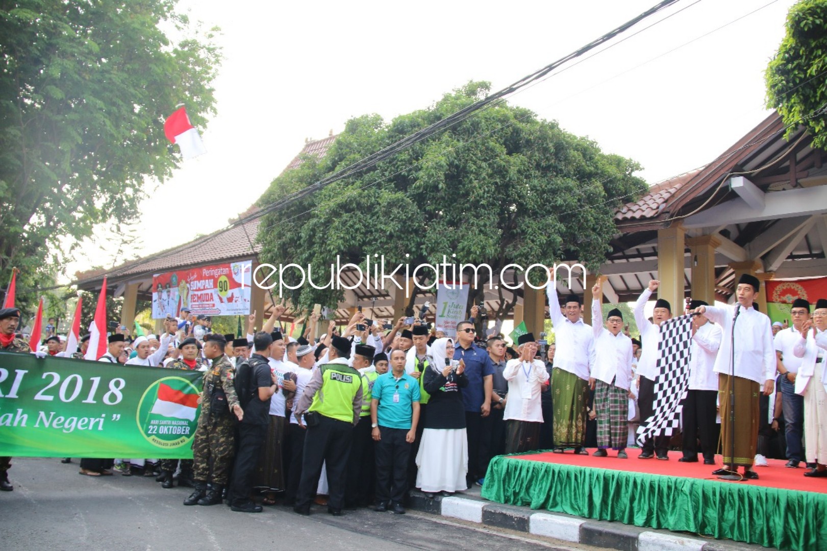 Berangkatkan Kirab Santri, Presiden Minta Para Pemuda Optimis Bersaing