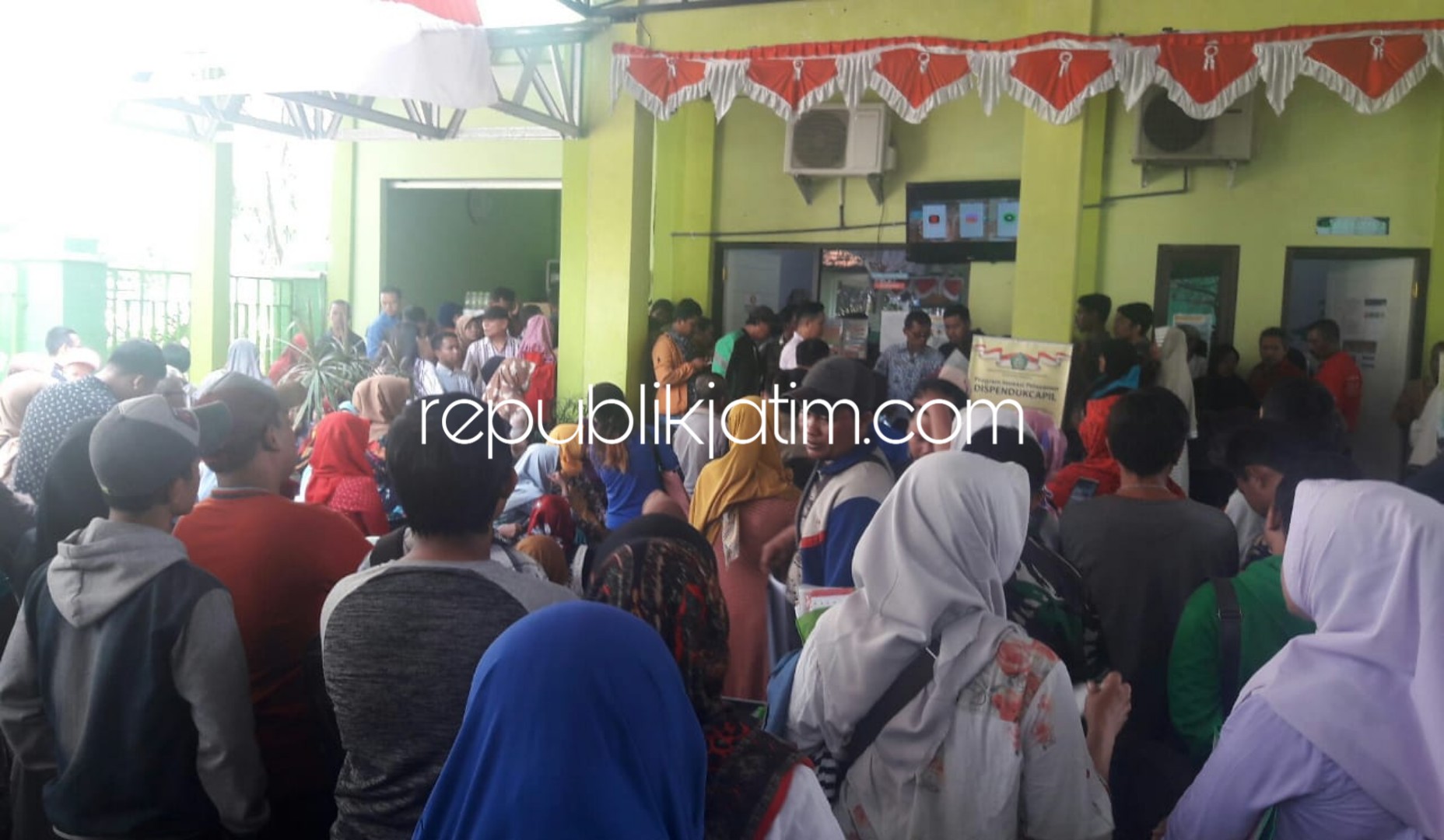 Pasokan Blangko Minim, Ratusan Pemohon Antre Pengurusan KTP dan KK di Dispenduk Capil Sidoarjo