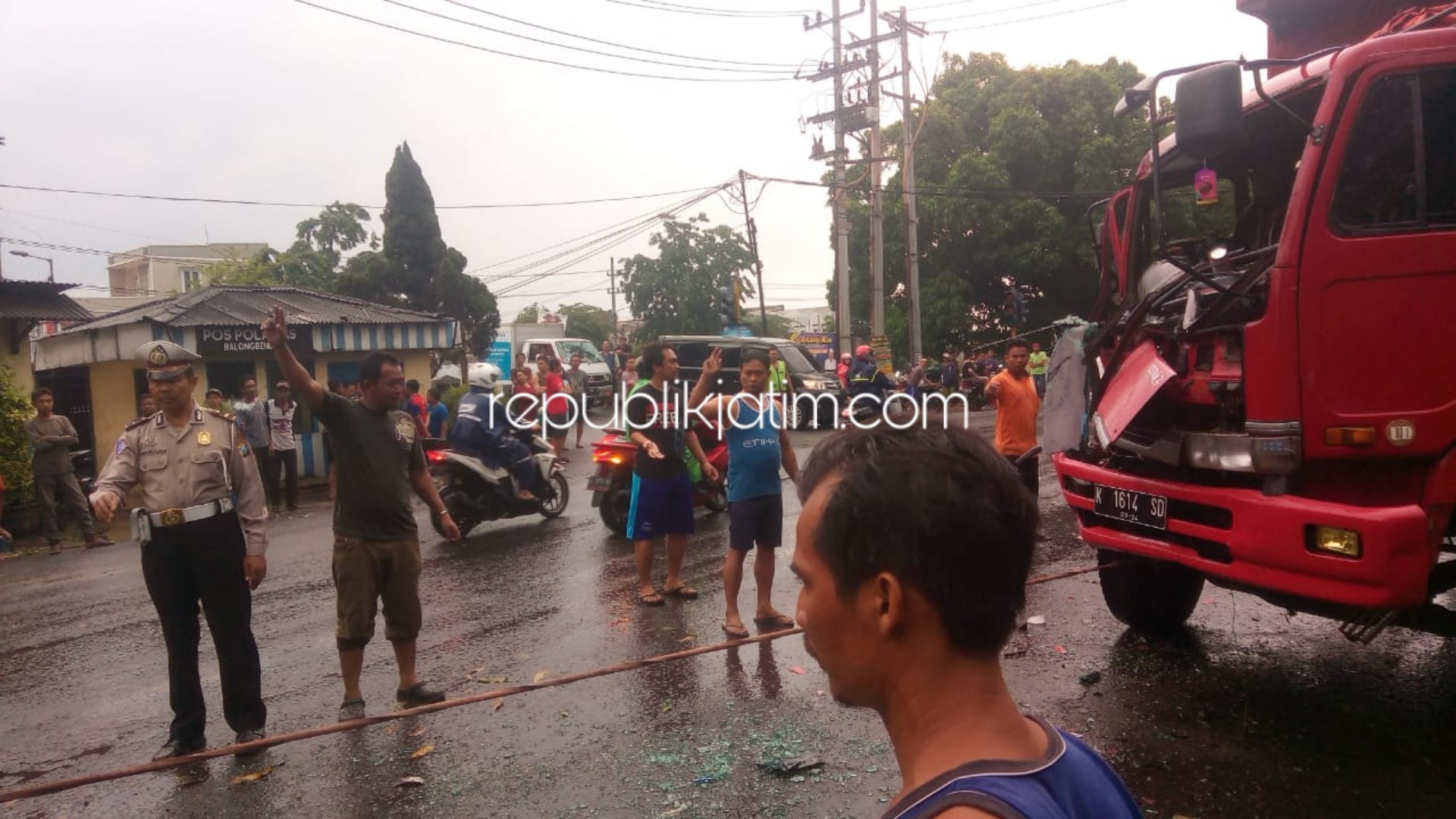 Lampu Traffic Light Padam, Tabrakan Beruntung 2 Truk 2 Motor Dua Pemotor Terluka