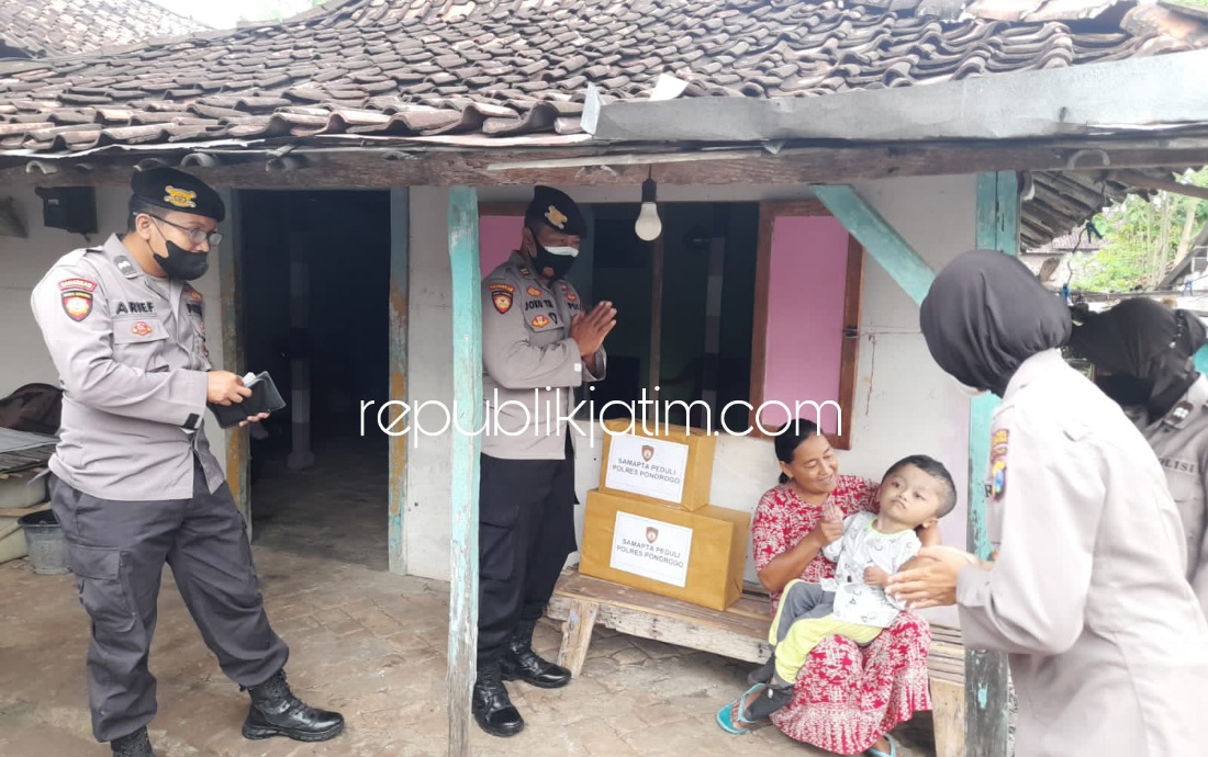 Satuan Samapta Polres Ponorogo Santuni Bocah Tujuh Tahun Menderita Hidrosefalus