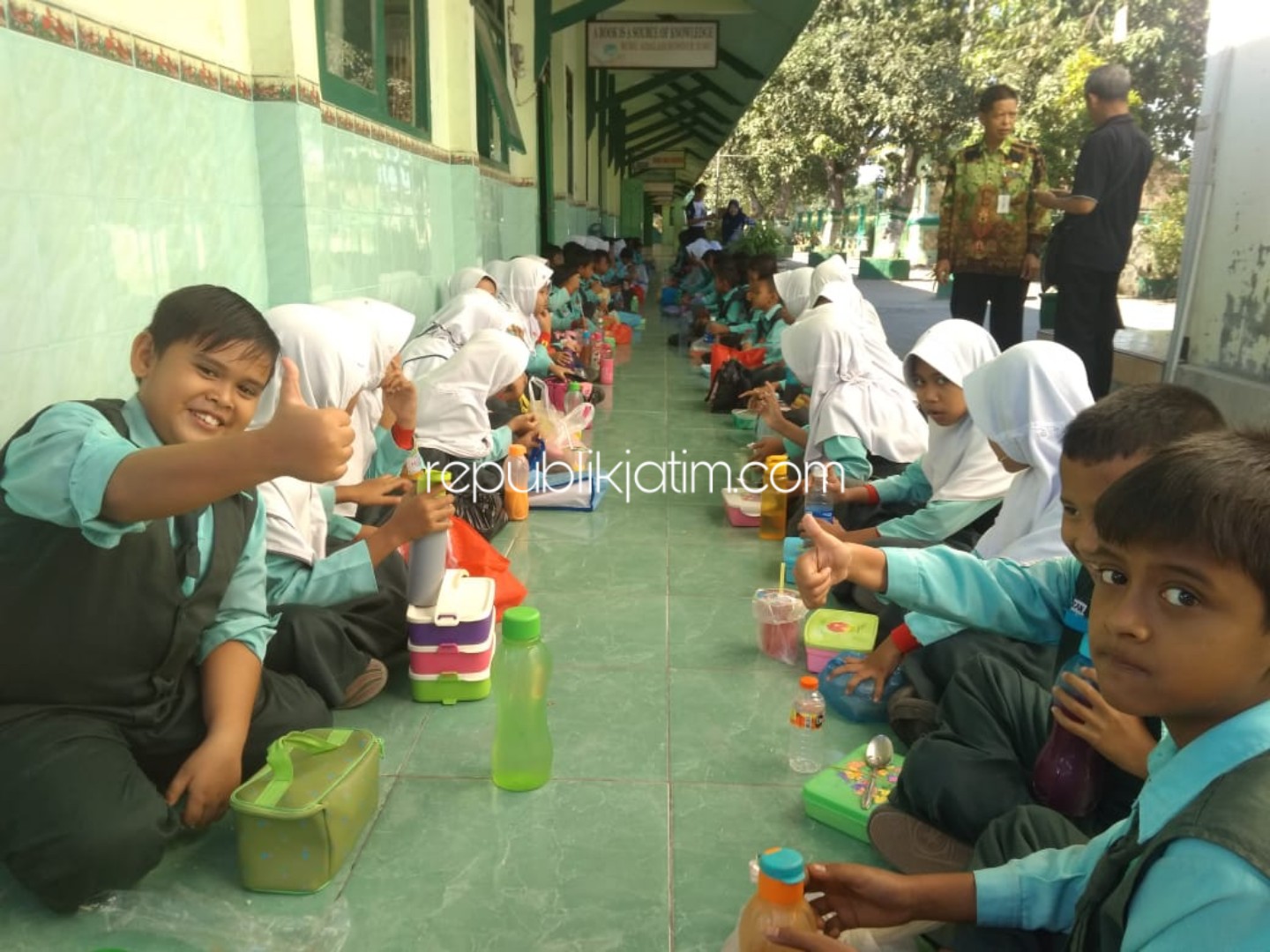 Kelas Rusak Disangga Bambu, Tak Surutkan Siswa SDN Balong III Meriahkan Hari Anak Internasional