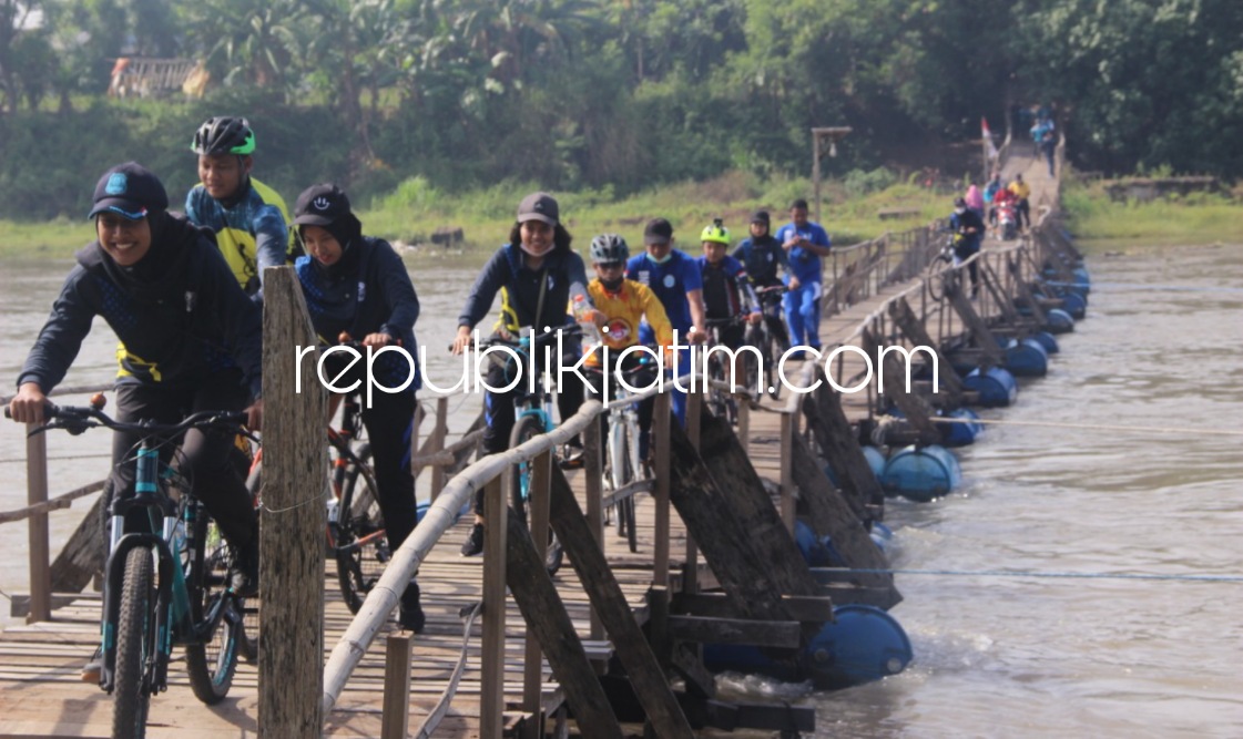 Jalin Sinergitas, Petugas Lapas - Rutan Bersama BNNP Jatim Gowes Bareng Menyusuri Jembatan Apung Sidoarjo - Mojokerto 