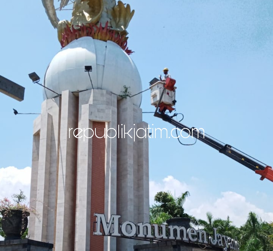 Tanaman Liar di Atas Monumen Jayandaru Alun-Alun Sidoarjo Dibersihkan