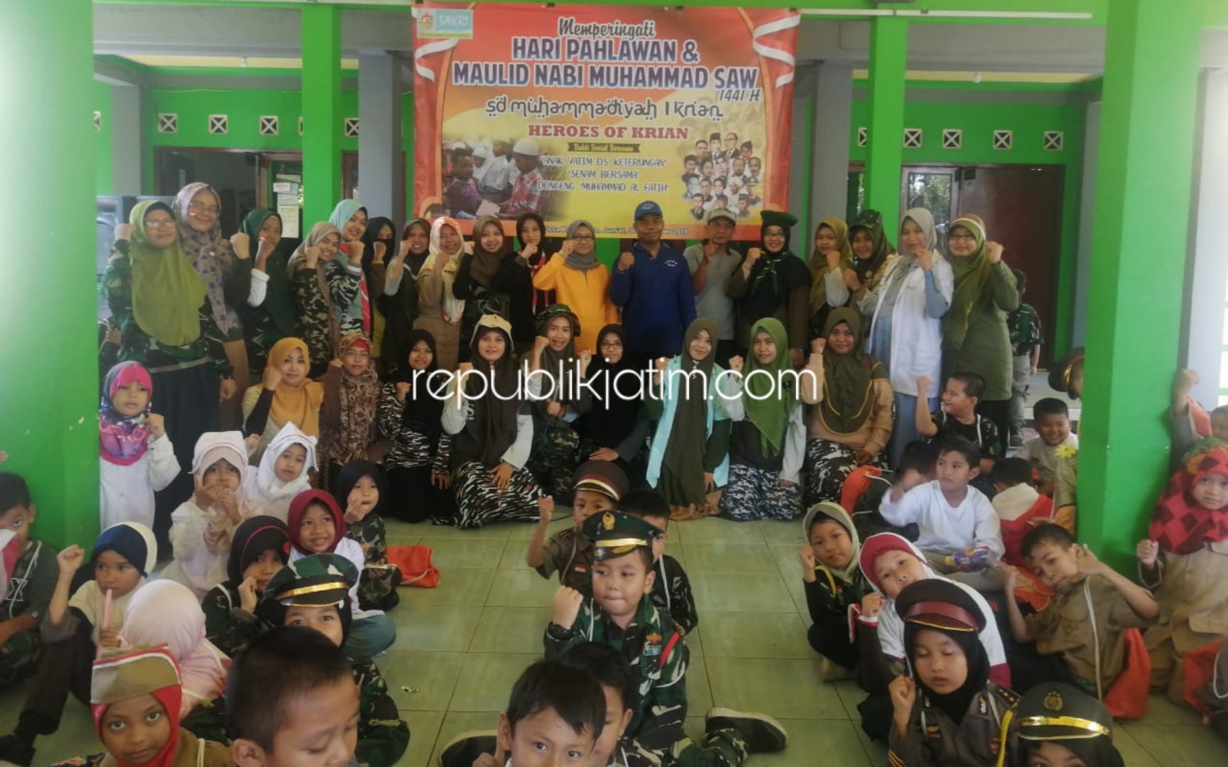 Peringati Hari Pahlawan, SD Muhammadiyah 1 Krian Santuni Warga Sekitar Lingkungan