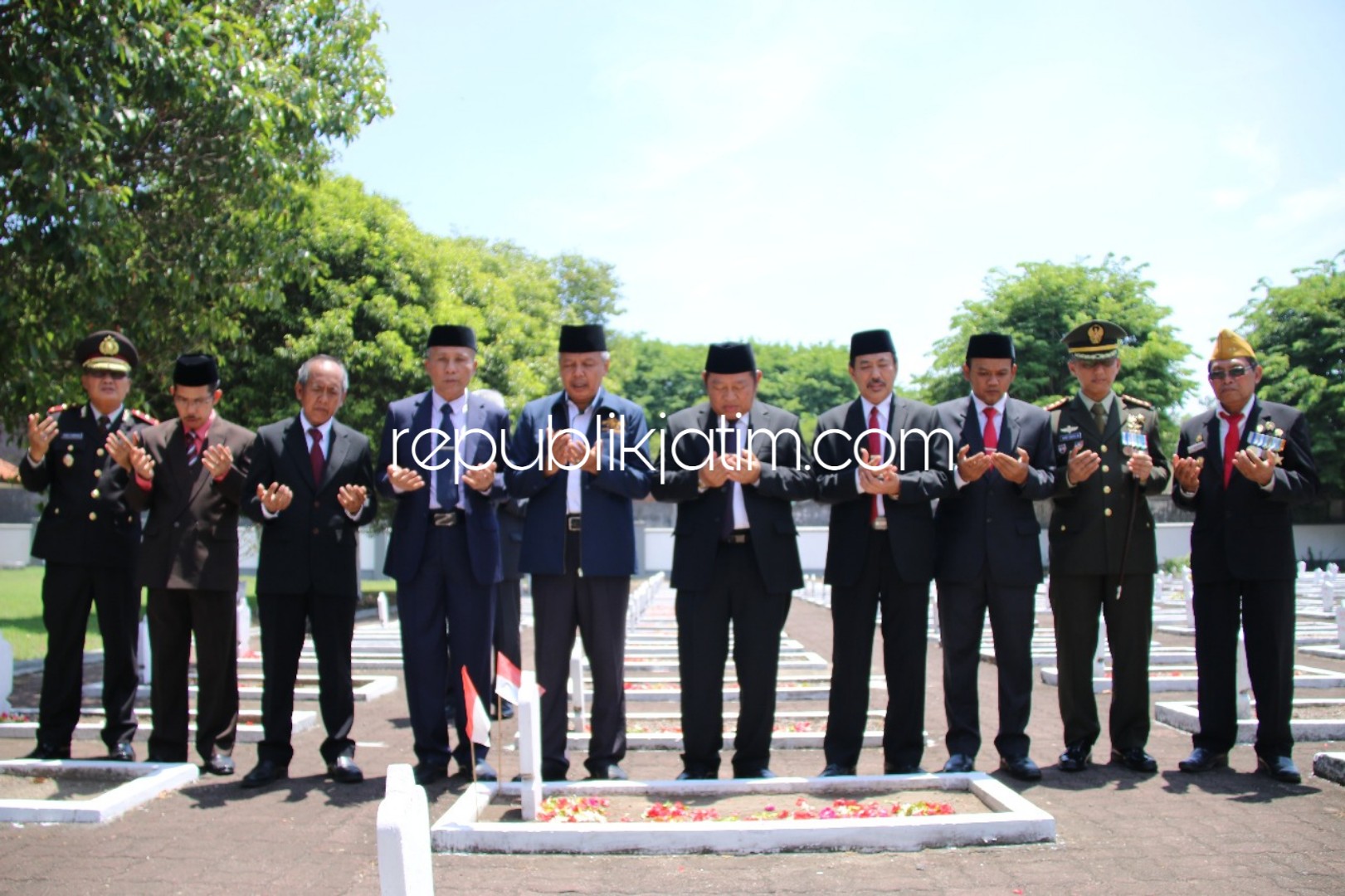 Hari Pahlawan, Bupati Pimpin Upacara dan Doa Bersama di Atas Makam Bupati Pertama