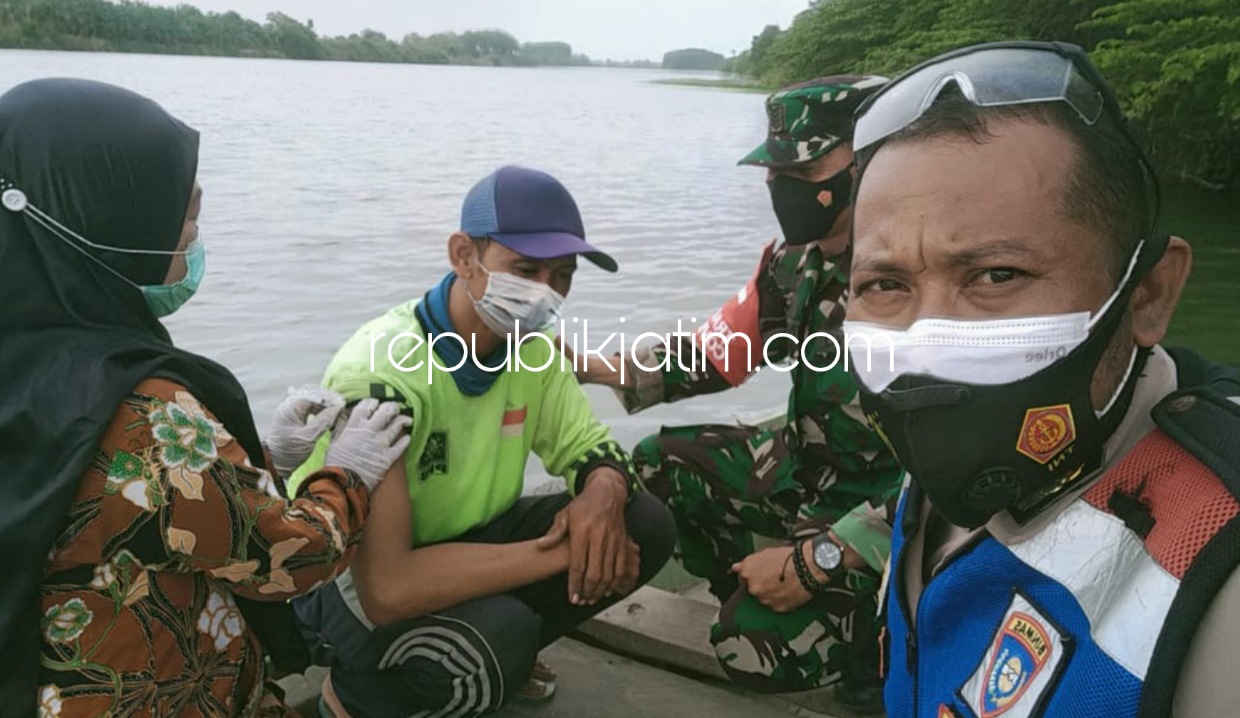 Perjuangan Para Pahlawan Vaksinator Covid-19 di Pelosok Tambak Kalisogo, Dari Naik Perahu, Merayu Warga Hingga Naik Onthel