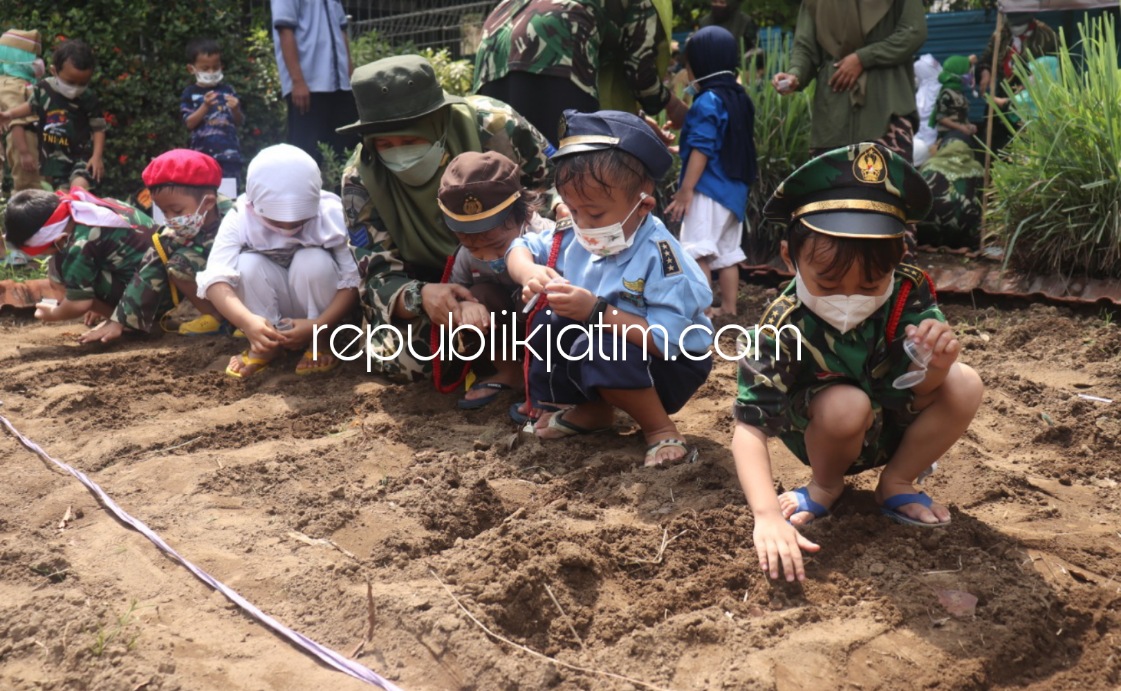 Puluhan Siswa Siswi KB-TK Al Muslim Peringati Hari Pahlawan dengan Jadi Pahlawan Lingkungan Sejak Dini