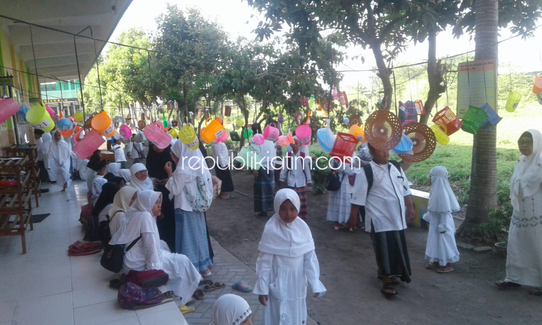 Peringati Maulid Nabi, Yayasan Raden Rahmat Balongbendo Banjir Doorprize