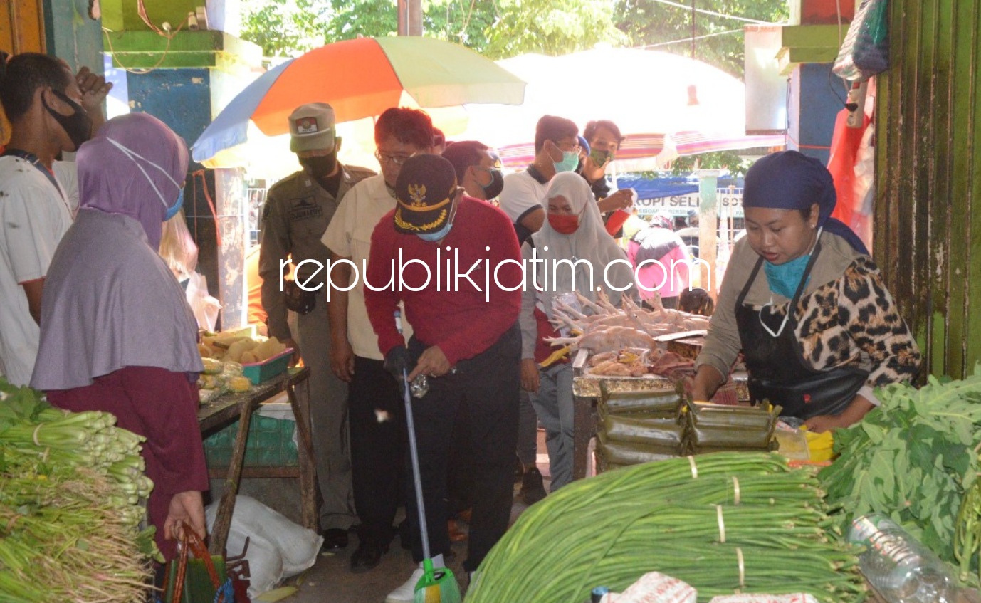 Tampak Kumuh dan Kotor, Pj Bupati Sidoarjo Tegur Pengelola dan Pedagang Pasar Larangan Sambil Bagi Masker