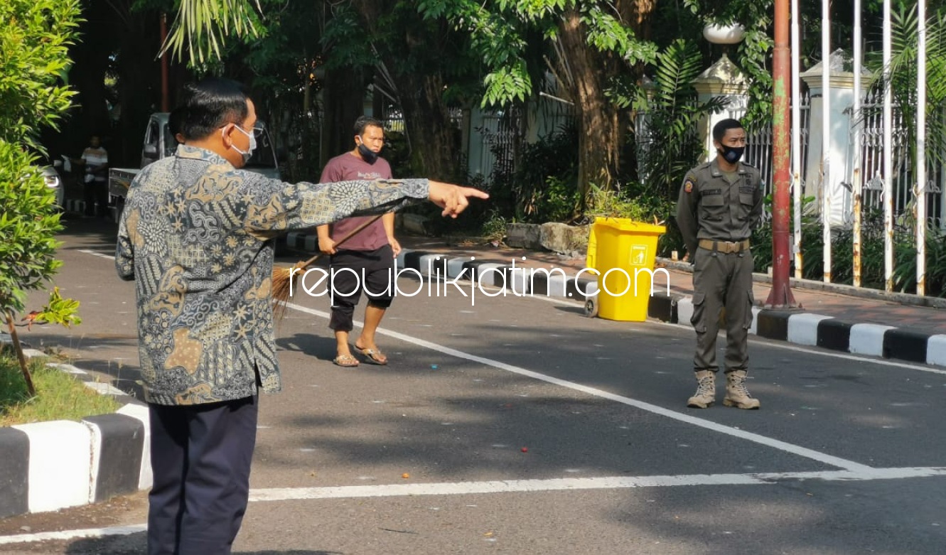 Pj Bupati Sidoarjo Ajak Staf Bersihkan Paseban Alun-Alun